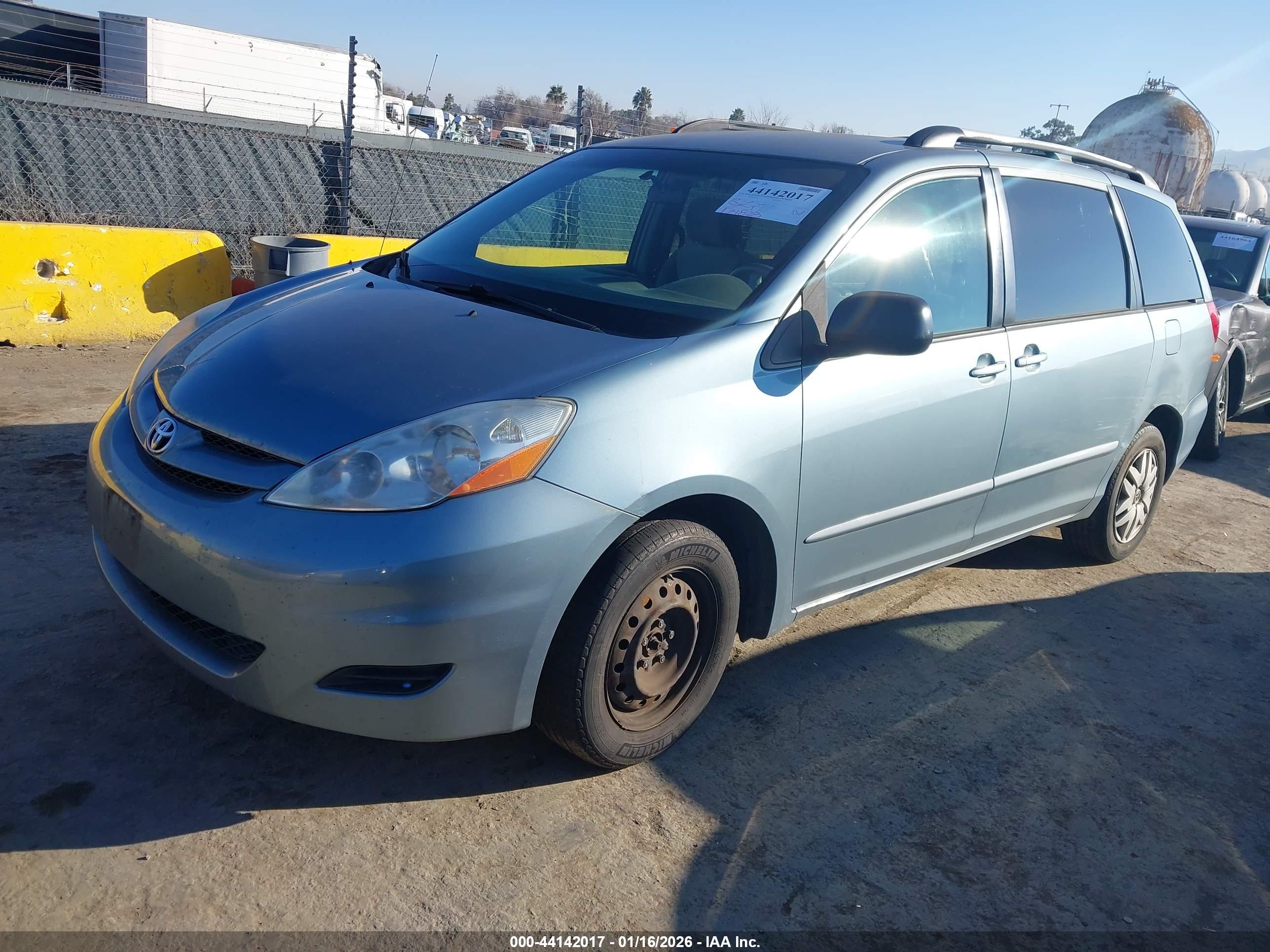 TOYOTA SIENNA image 2