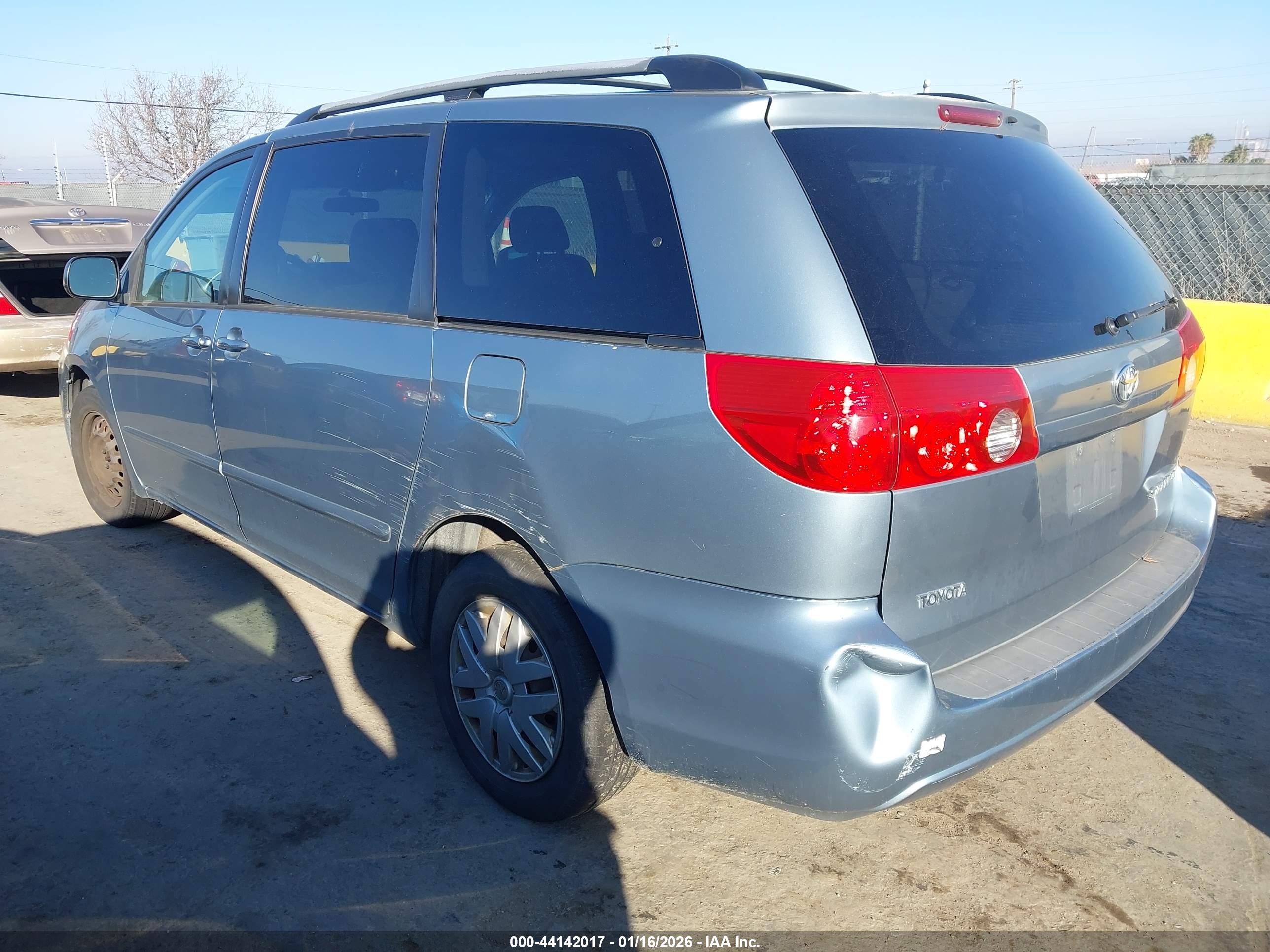 TOYOTA SIENNA image 3