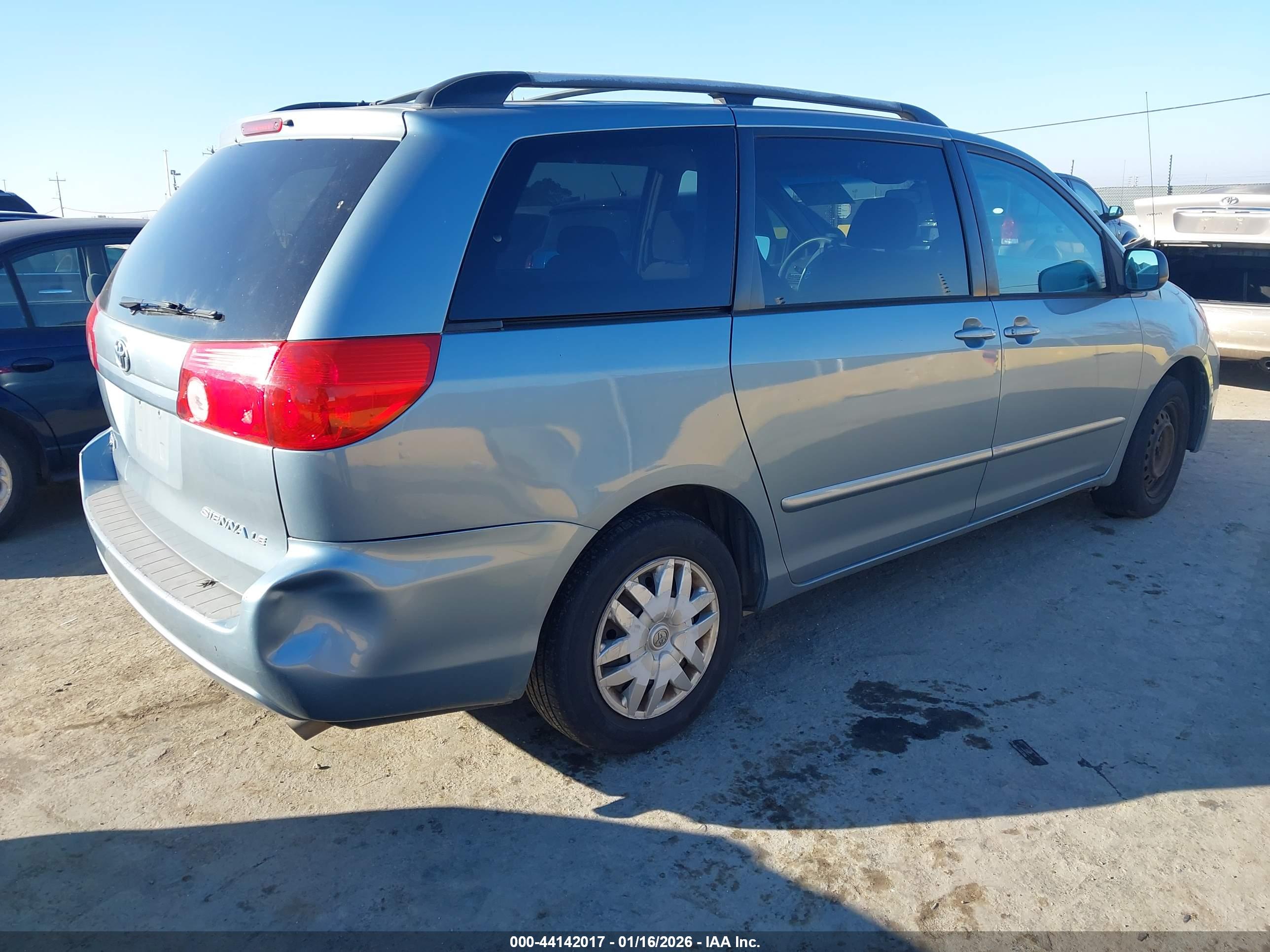 TOYOTA SIENNA image 4
