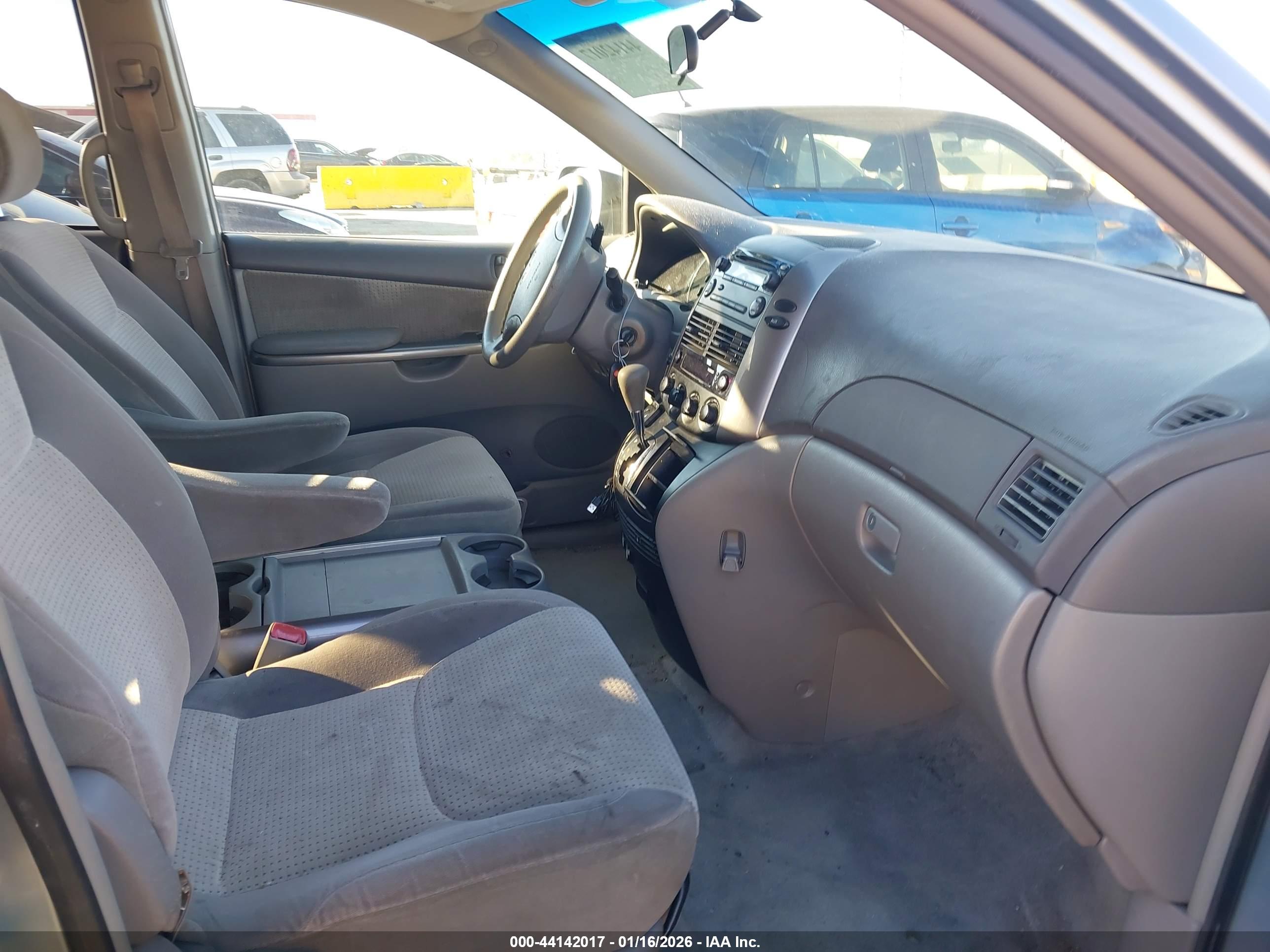 TOYOTA SIENNA image 5