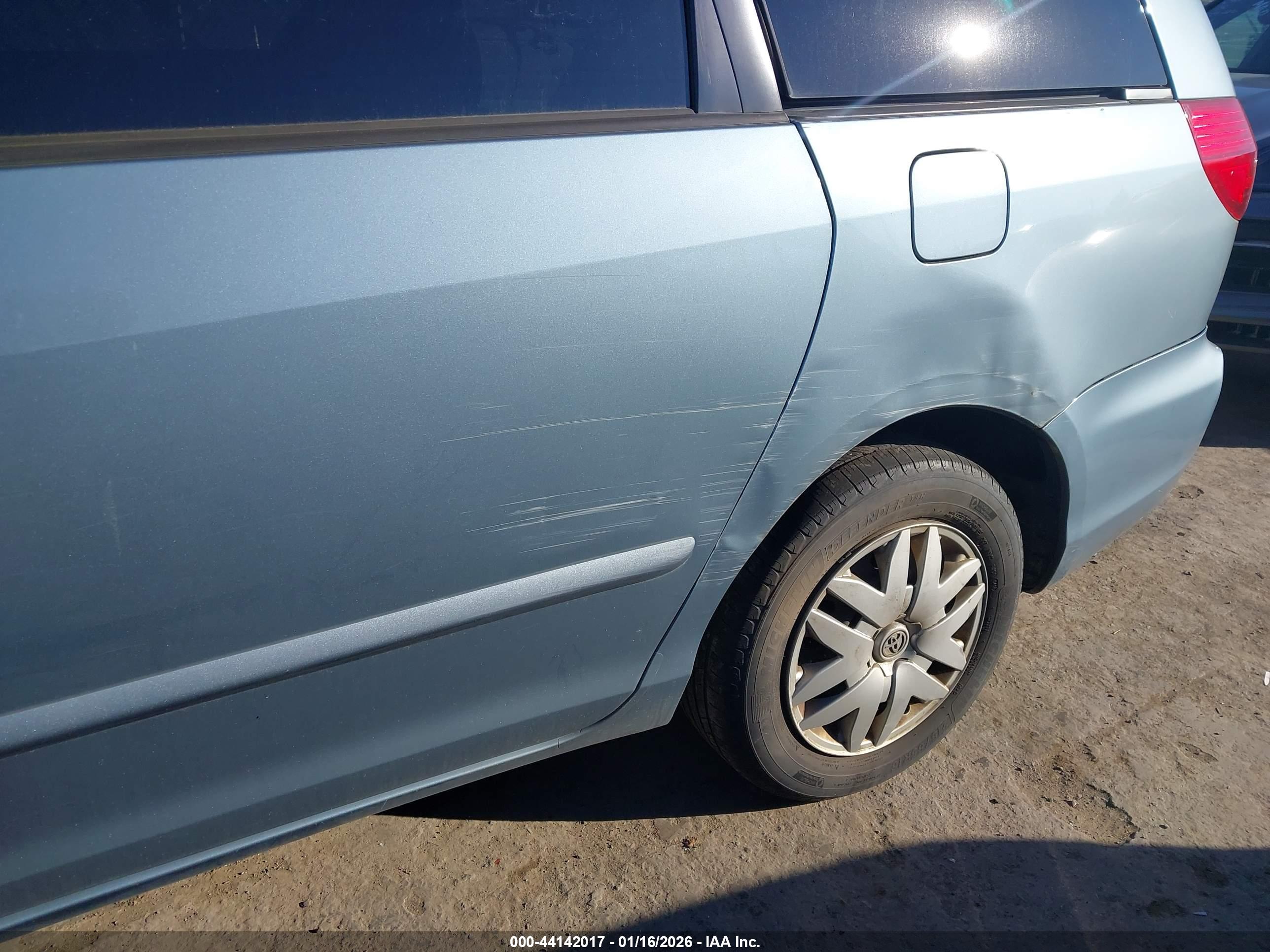 TOYOTA SIENNA image 6