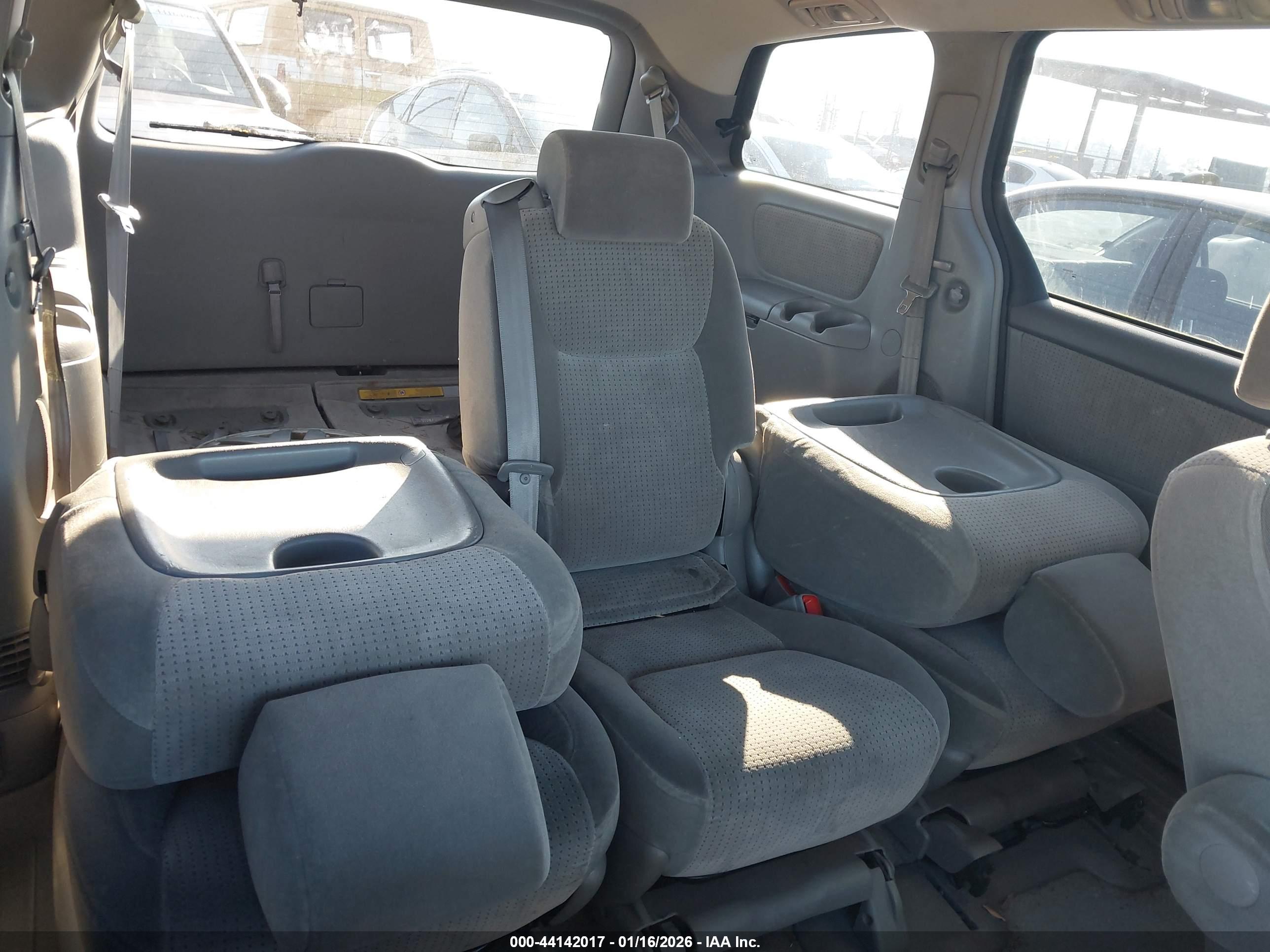 TOYOTA SIENNA image 8