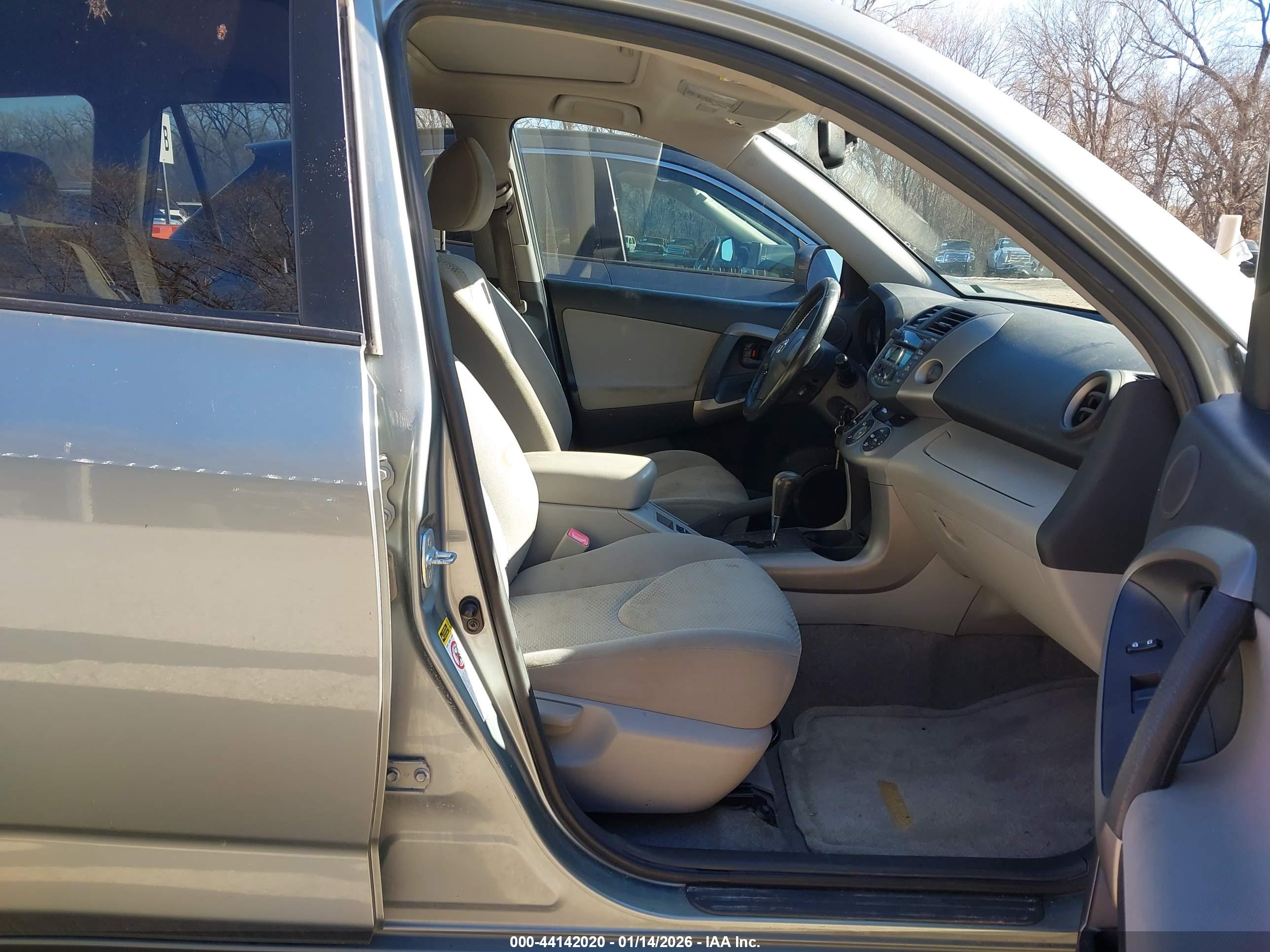 TOYOTA RAV4 image 5