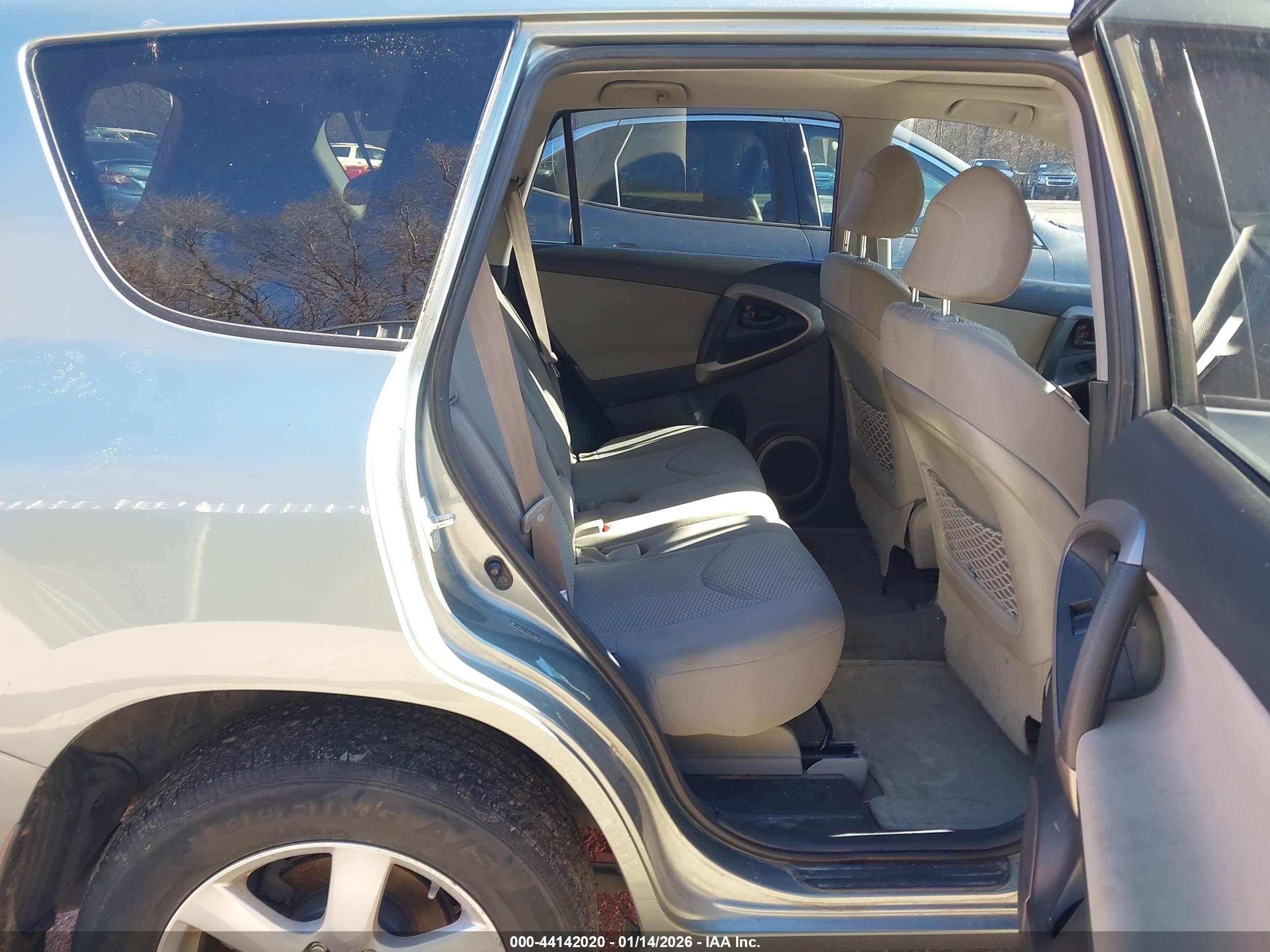 TOYOTA RAV4 image 8