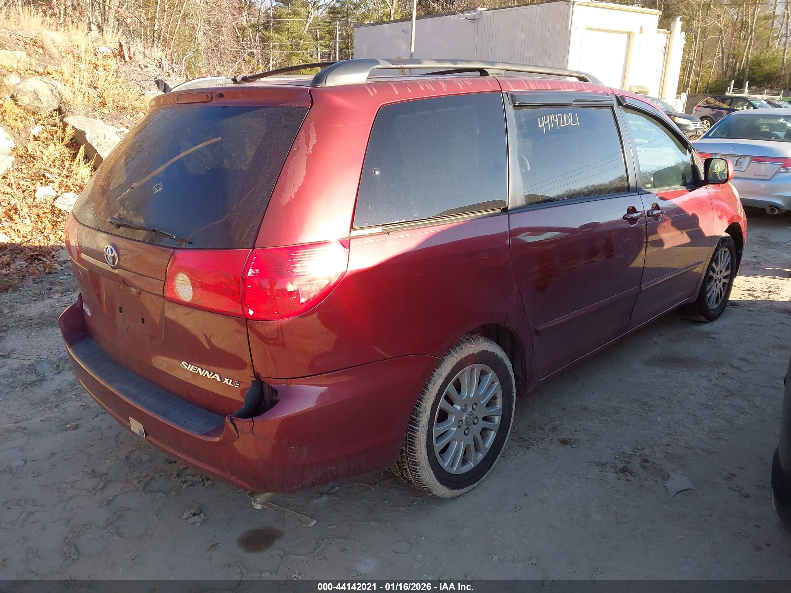 TOYOTA SIENNA image 4