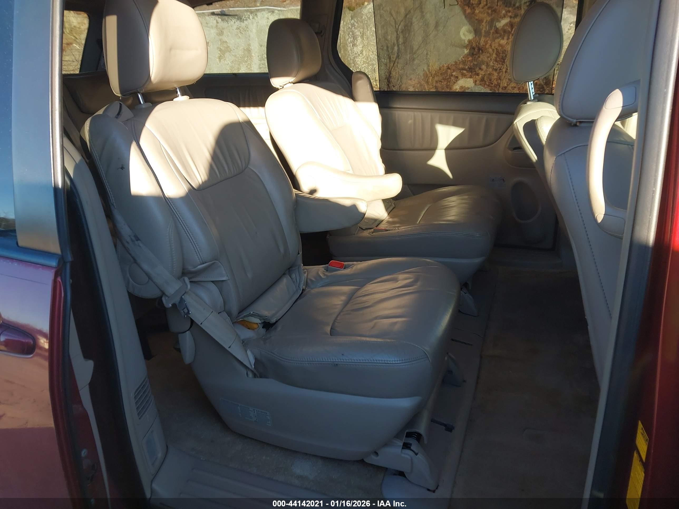 TOYOTA SIENNA image 8