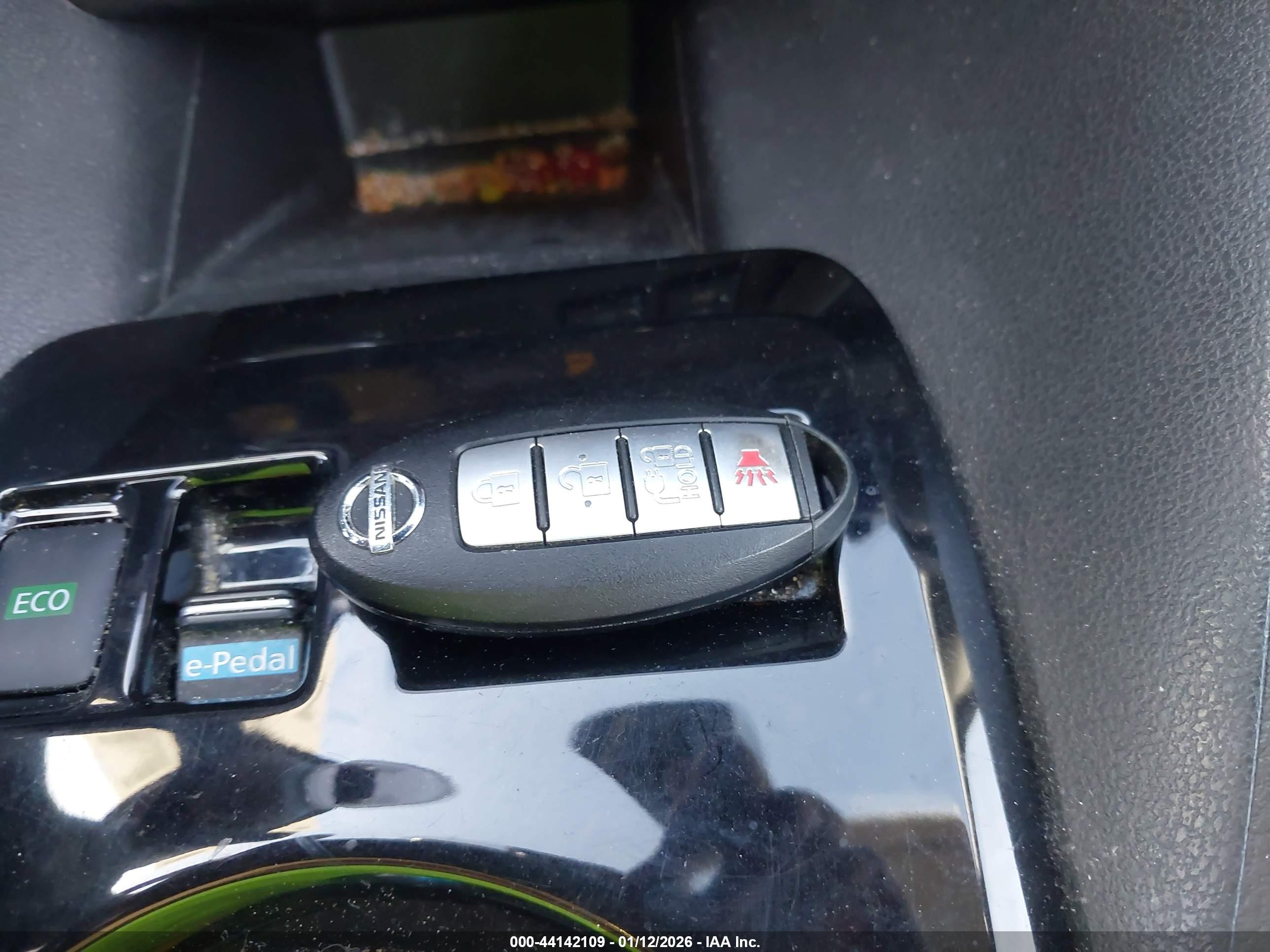 NISSAN LEAF image 11