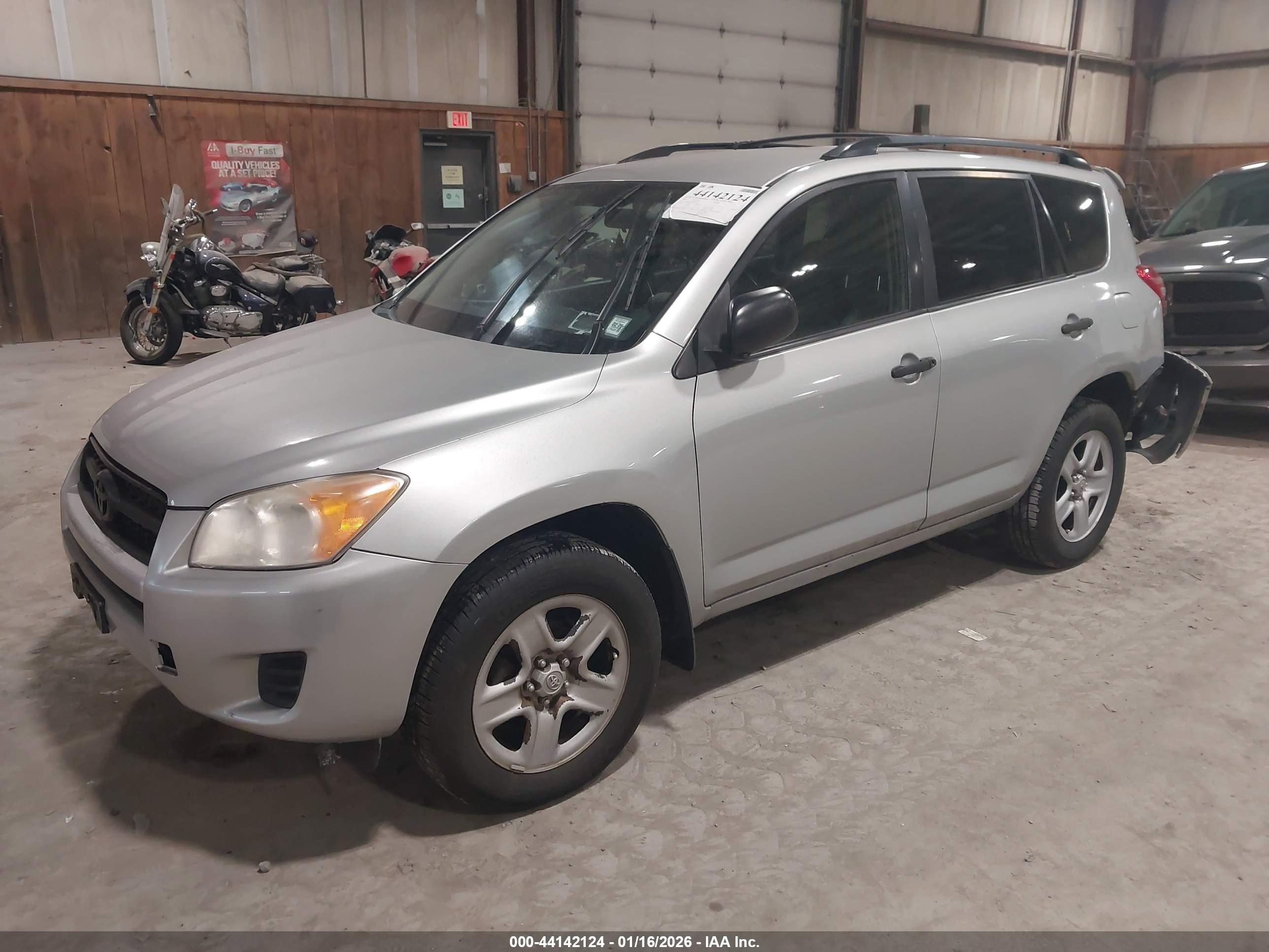 TOYOTA RAV4 image 2