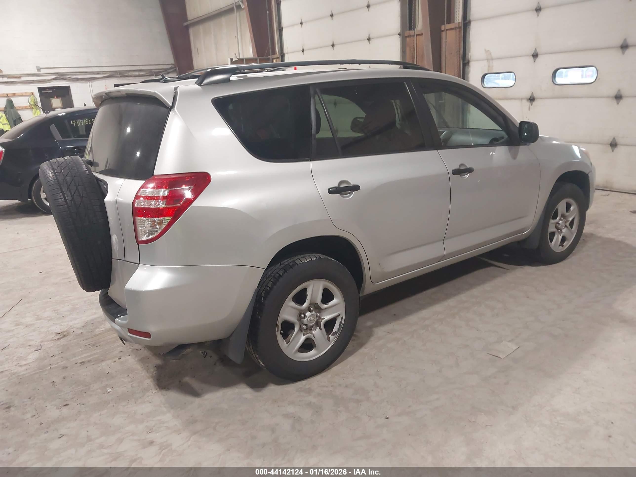 TOYOTA RAV4 image 4
