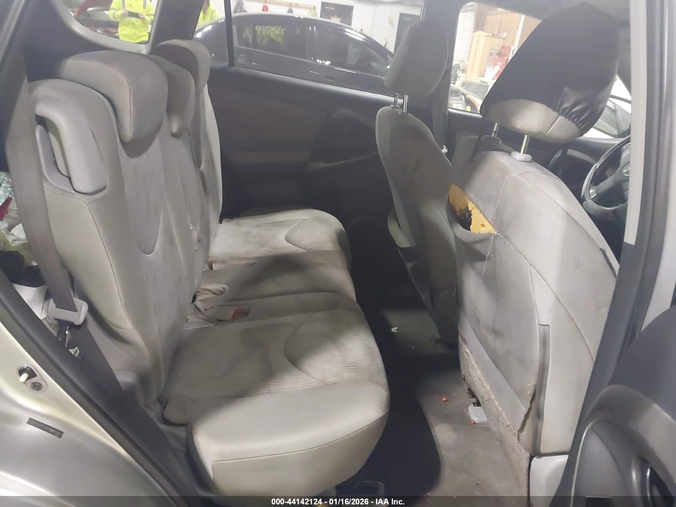 TOYOTA RAV4 image 8