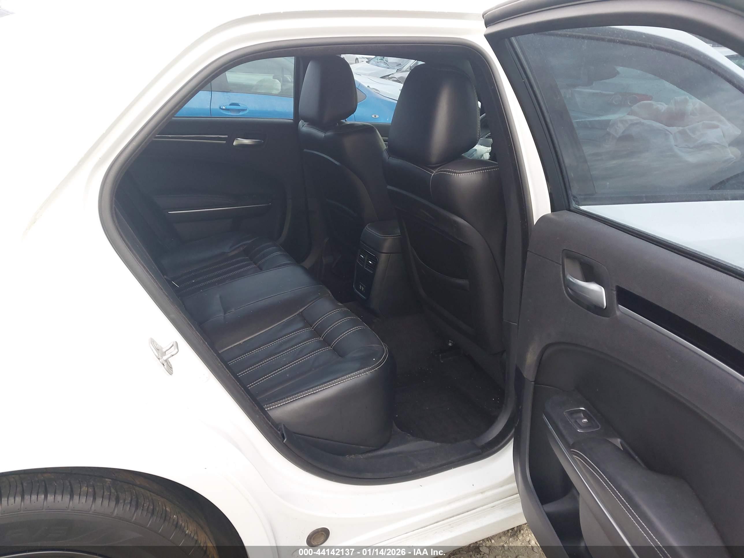 CHRYSLER 300 image 8