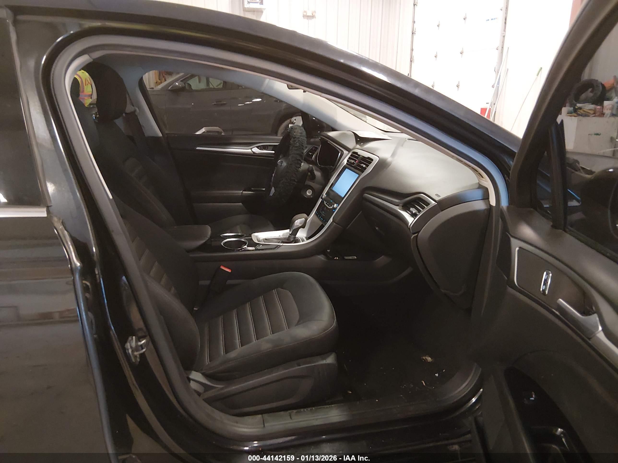 FORD FUSION image 5