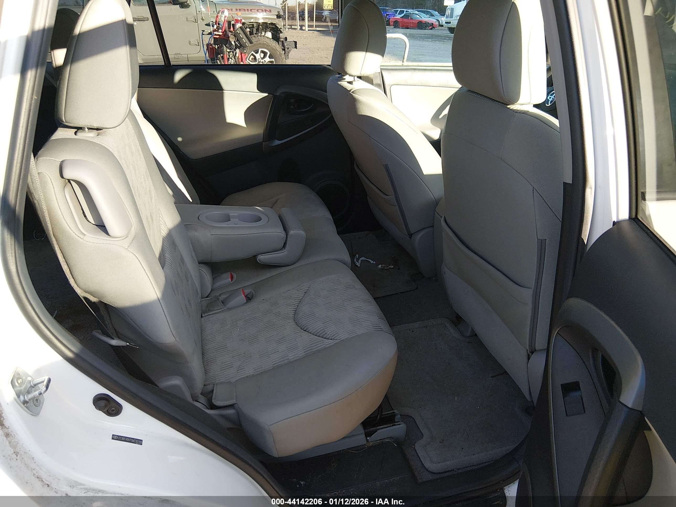 TOYOTA RAV4 image 8