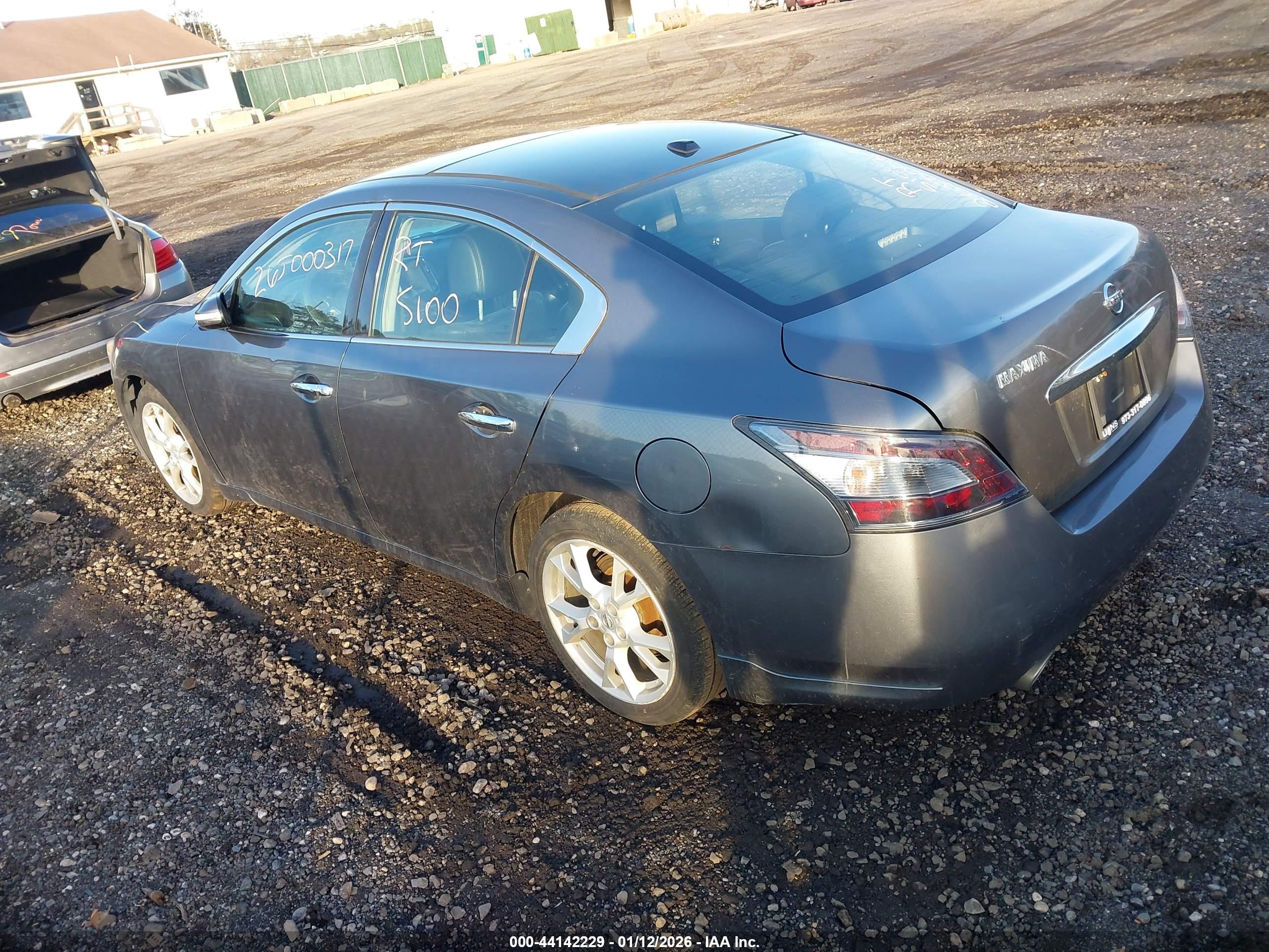 NISSAN MAXIMA image 3