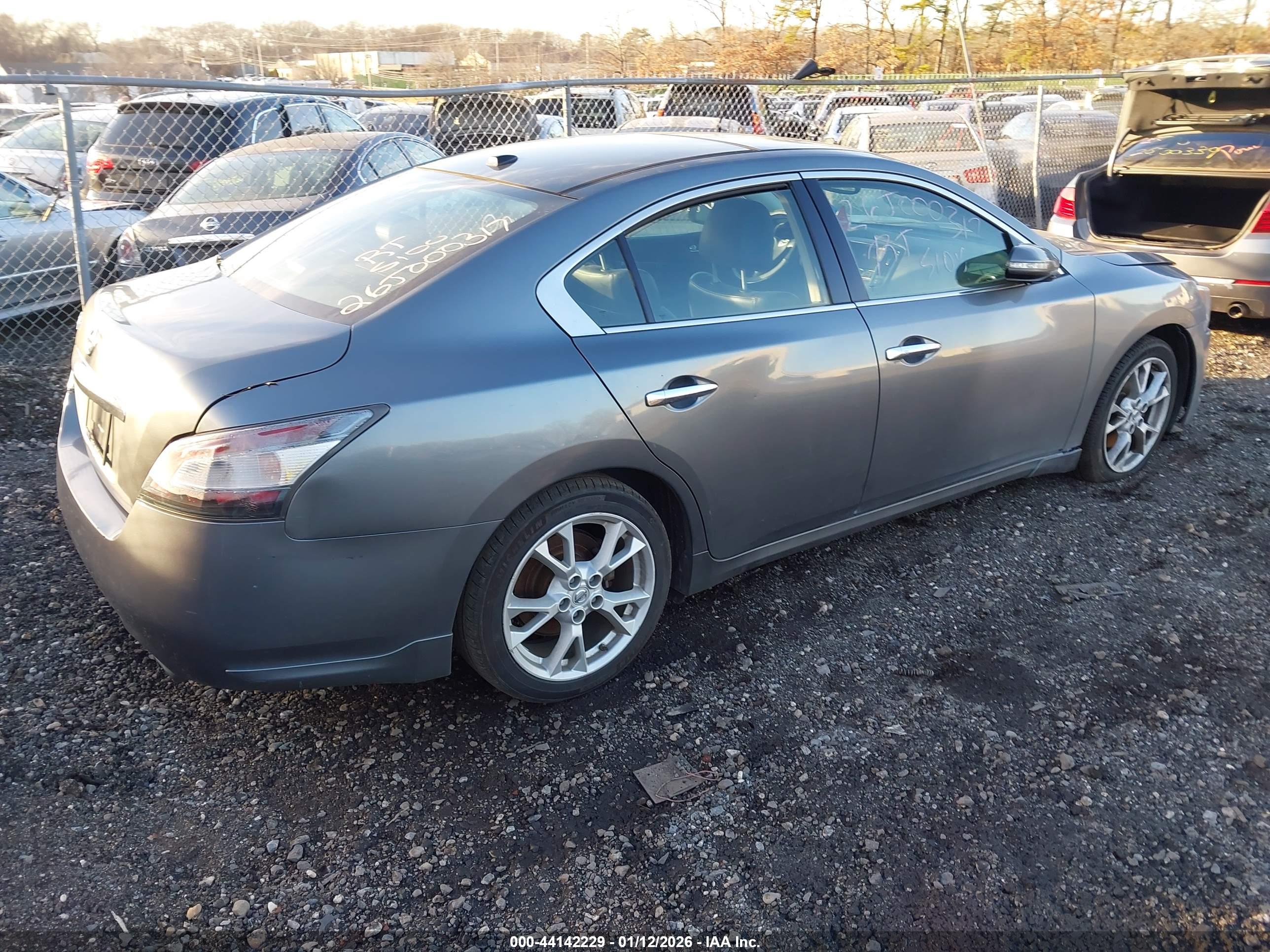 NISSAN MAXIMA image 4
