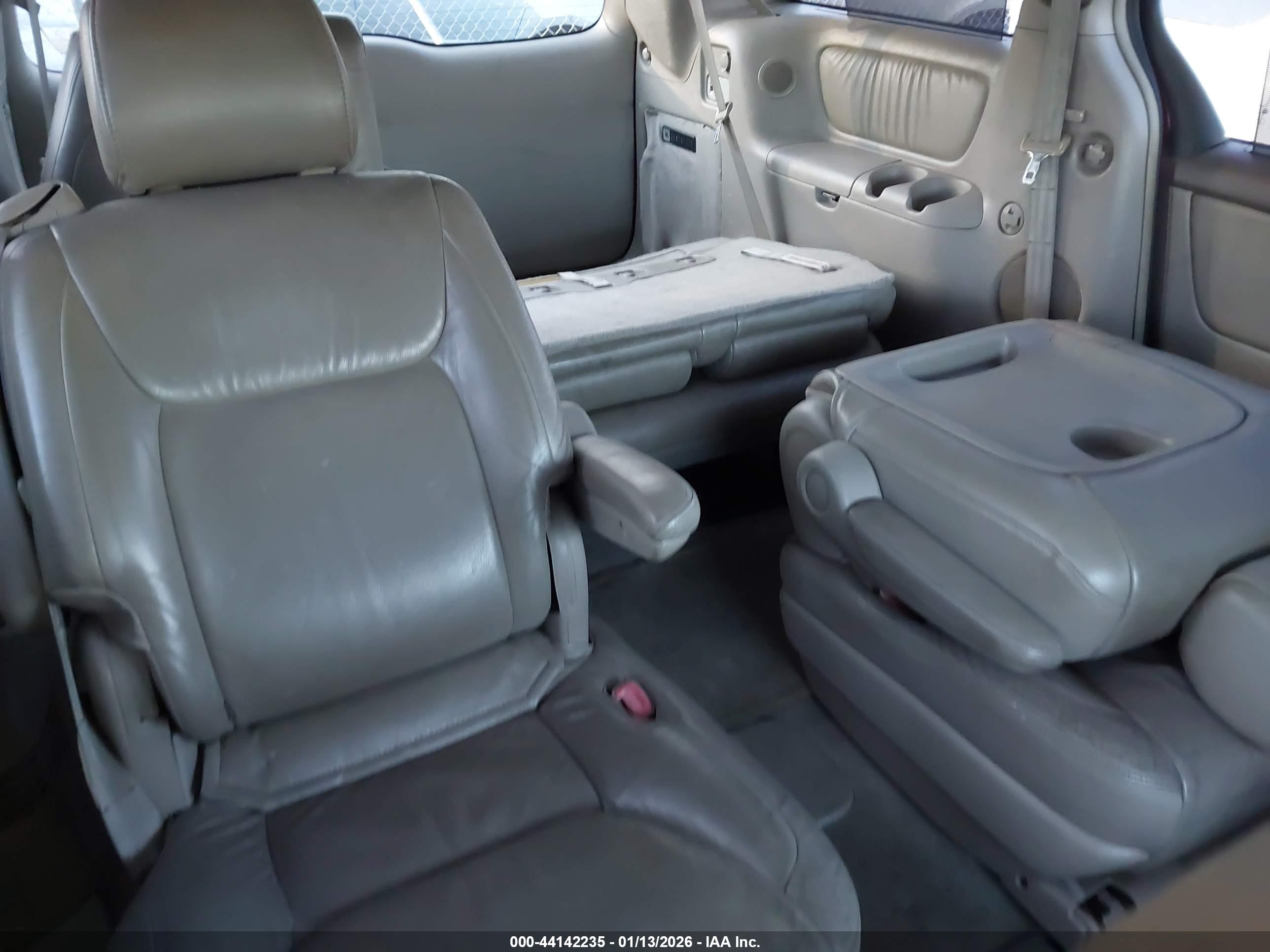 TOYOTA SIENNA image 8