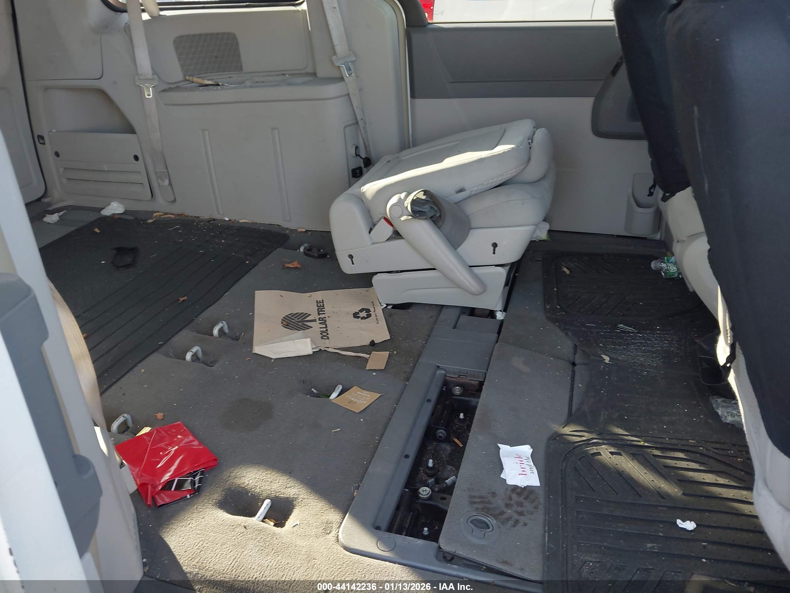 CHRYSLER TOWN image 8