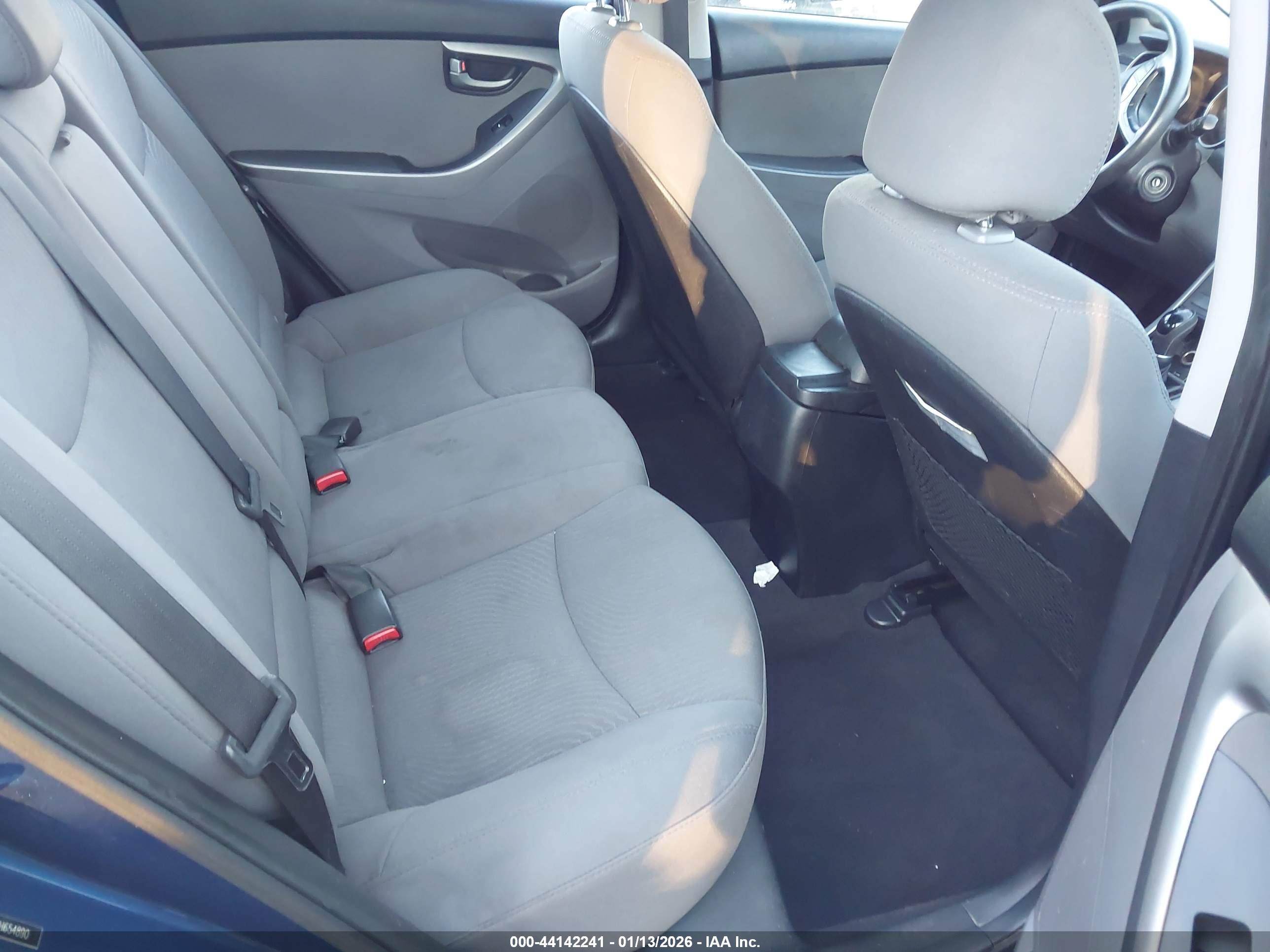 HYUNDAI ELANTRA image 8