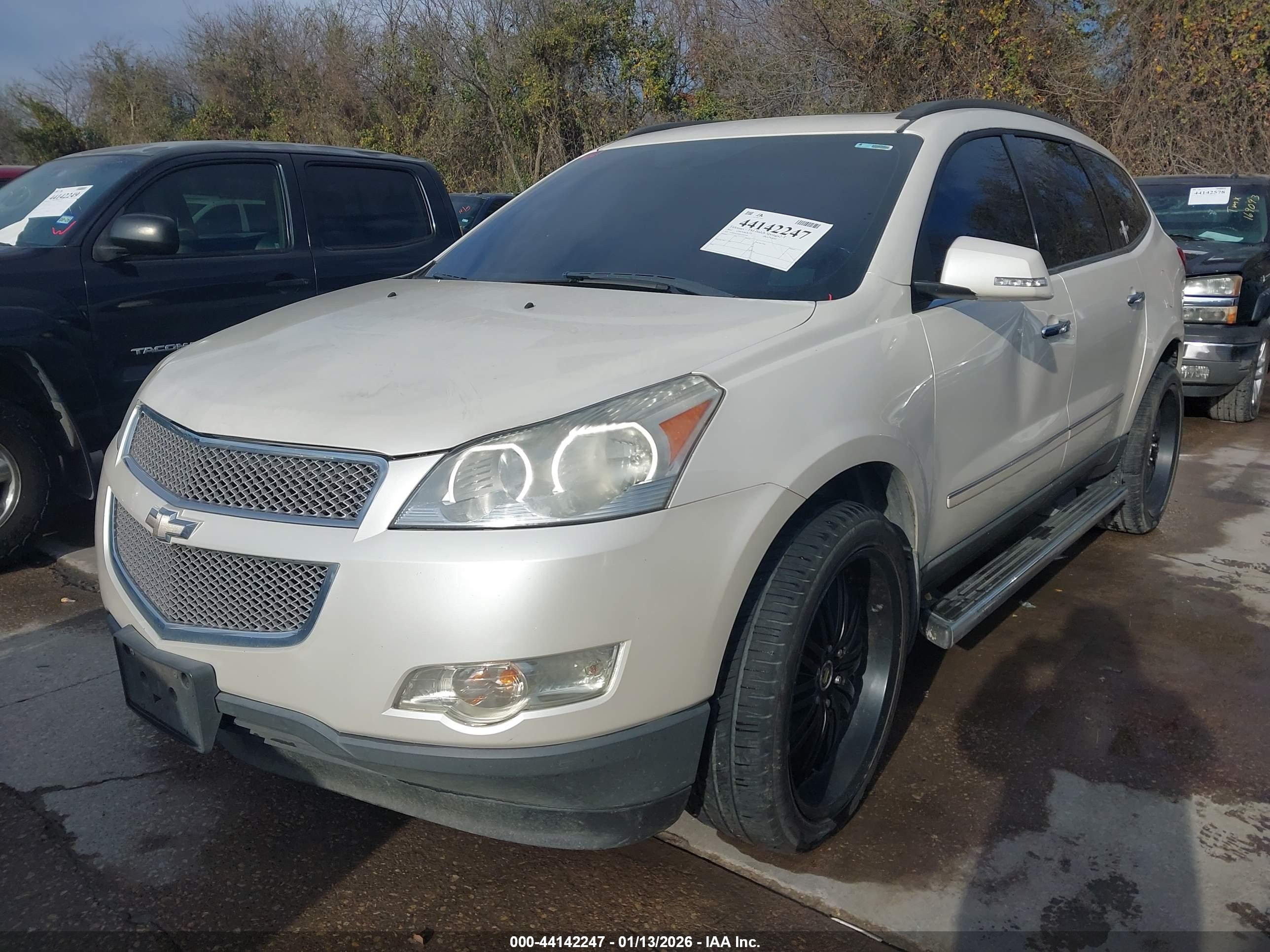 CHEVROLET TRAVERSE image 2
