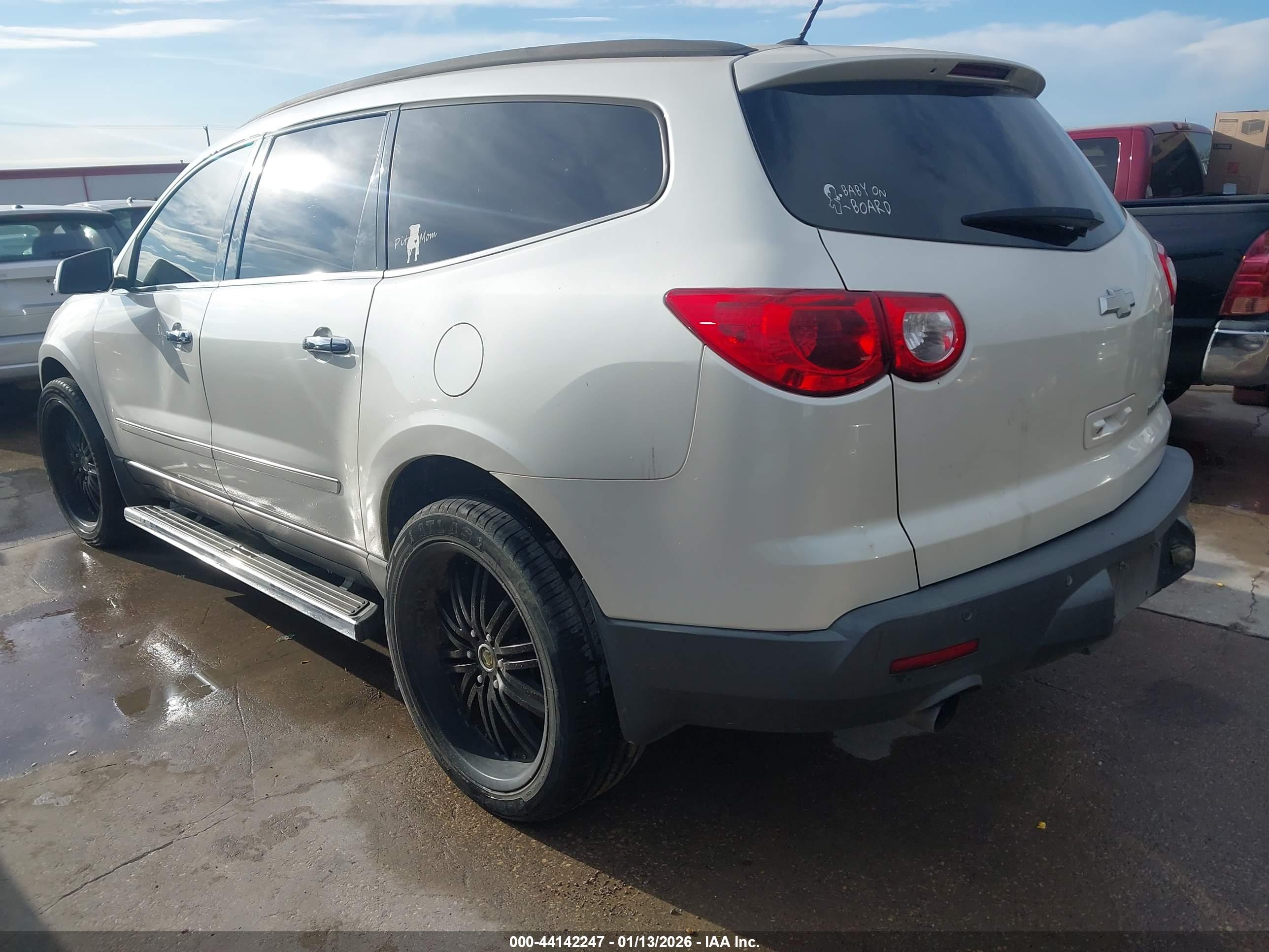 CHEVROLET TRAVERSE image 3