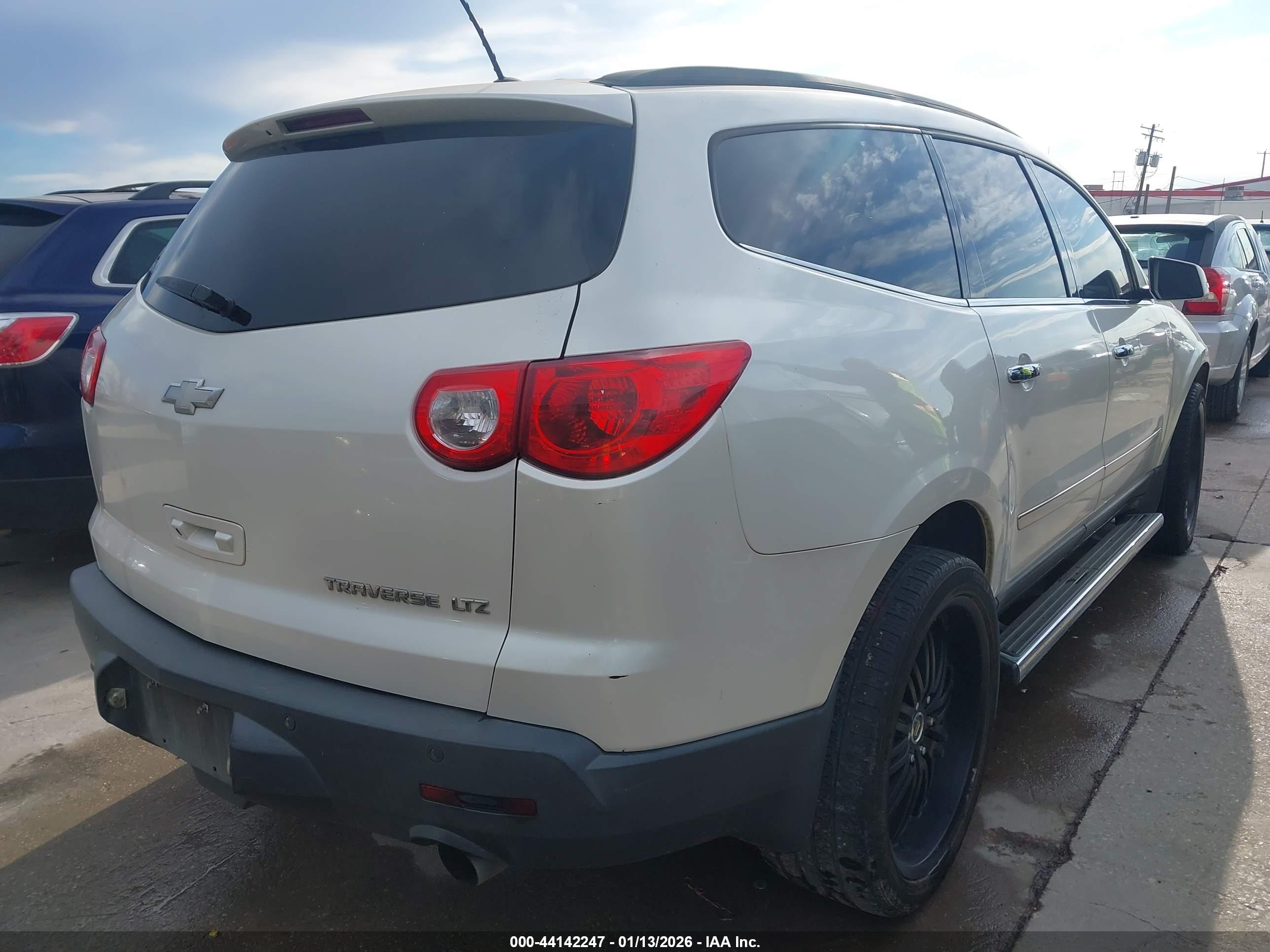 CHEVROLET TRAVERSE image 4