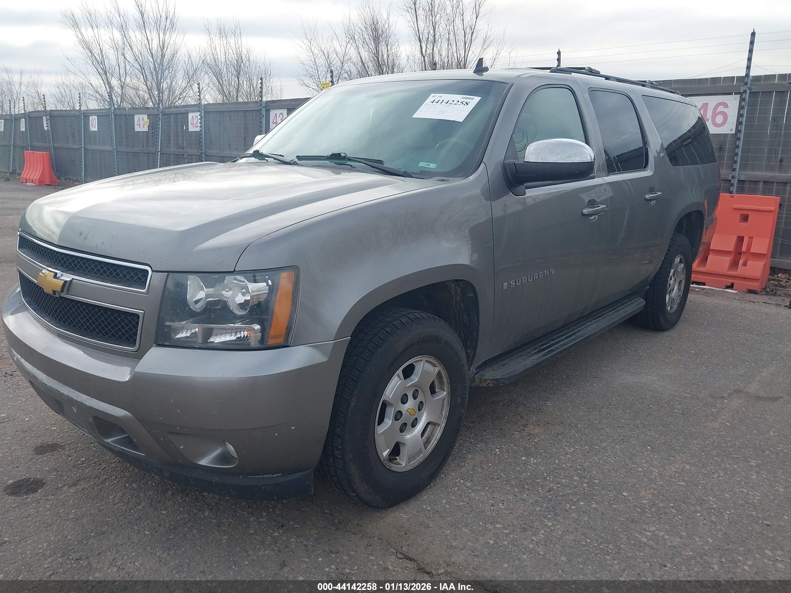 CHEVROLET SUBURBAN image 2