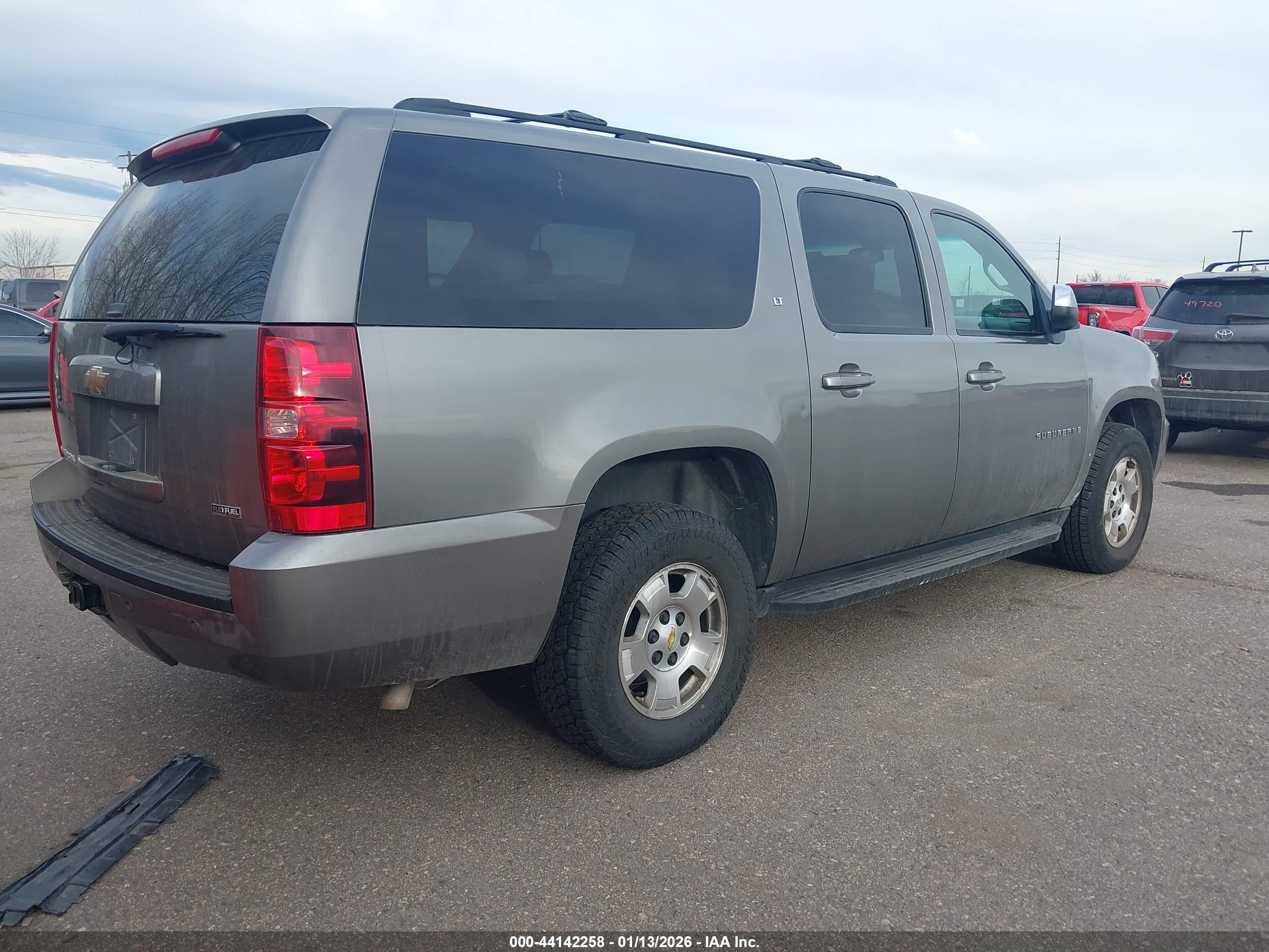 CHEVROLET SUBURBAN image 4