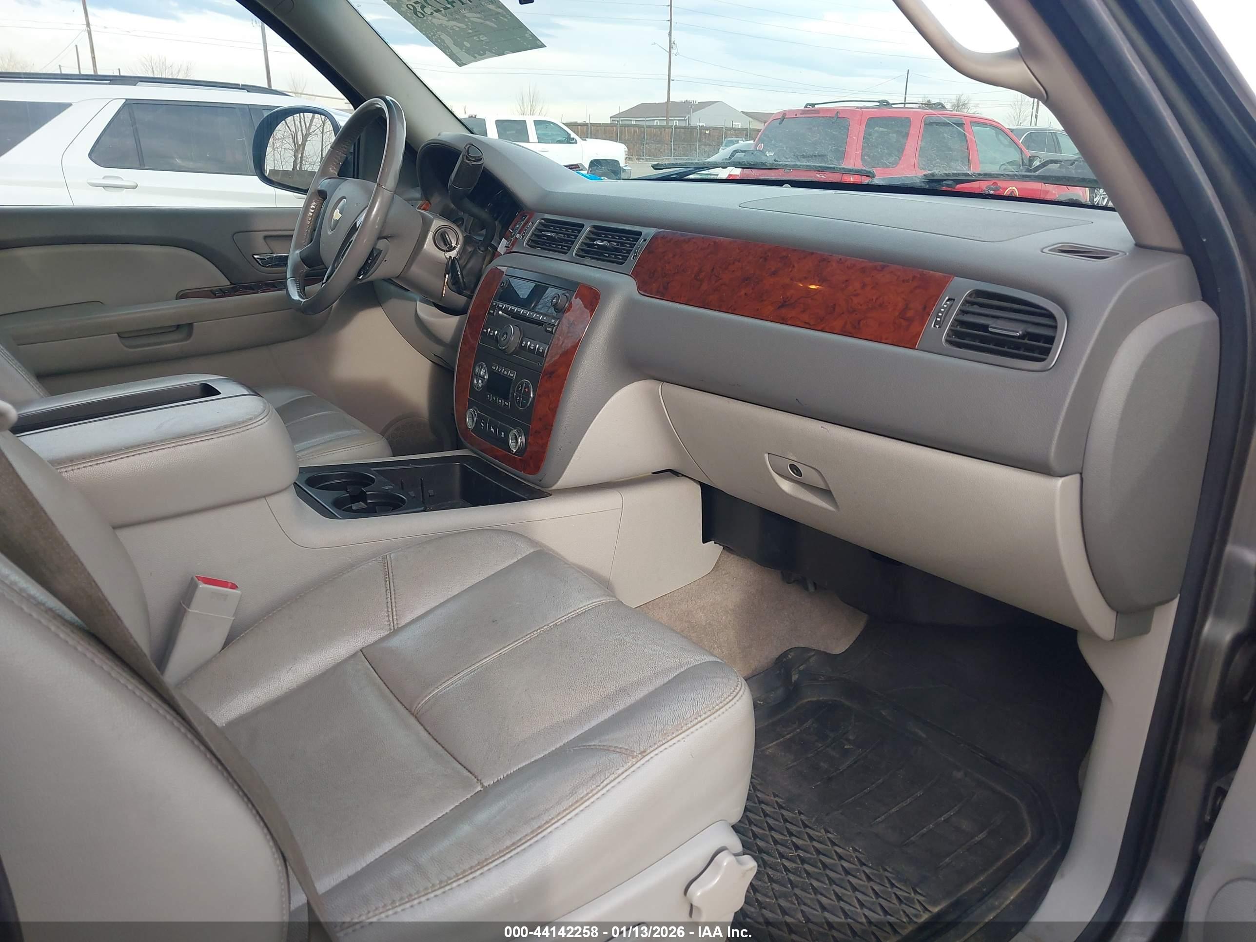 CHEVROLET SUBURBAN image 5