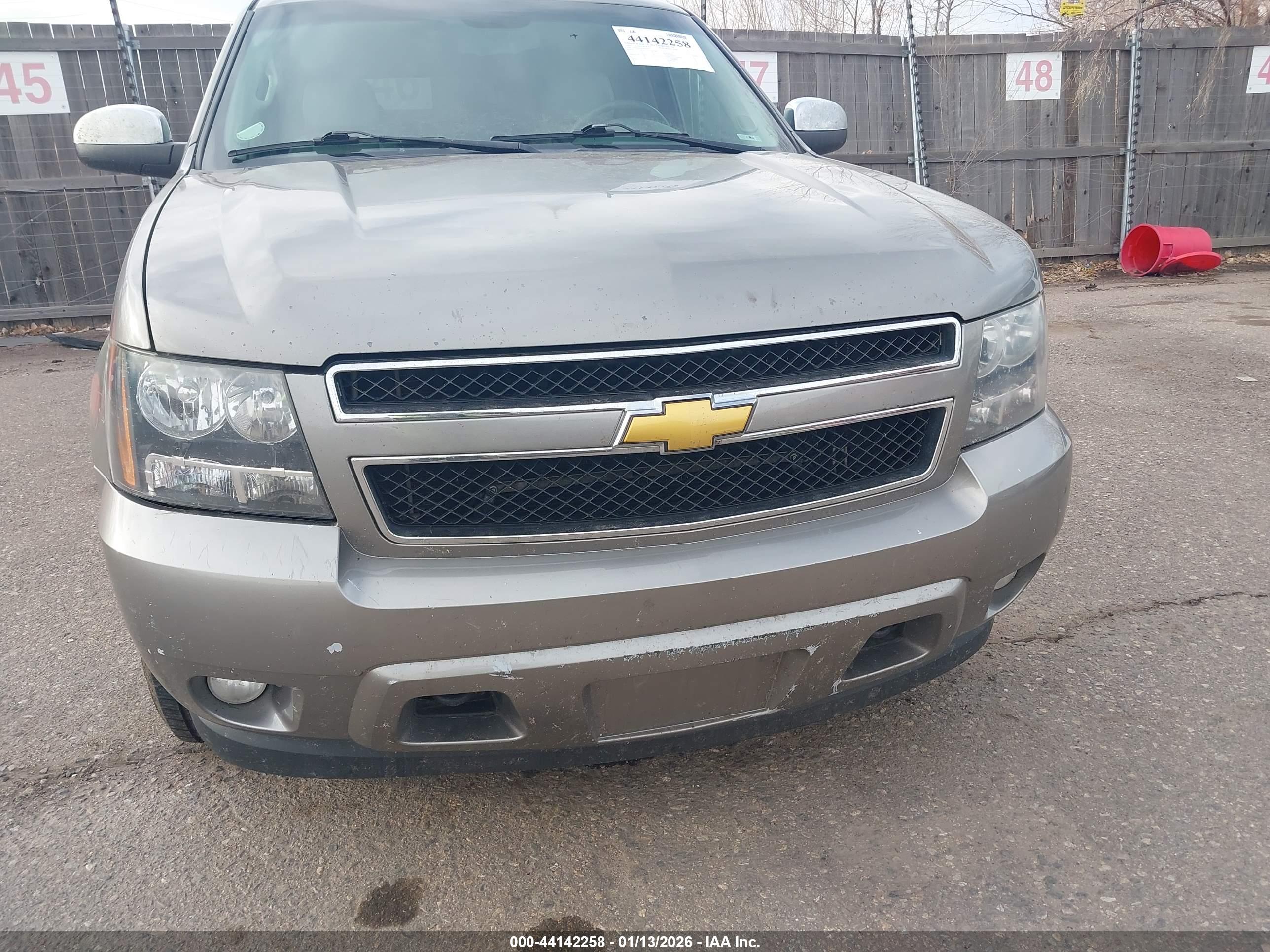 CHEVROLET SUBURBAN image 6
