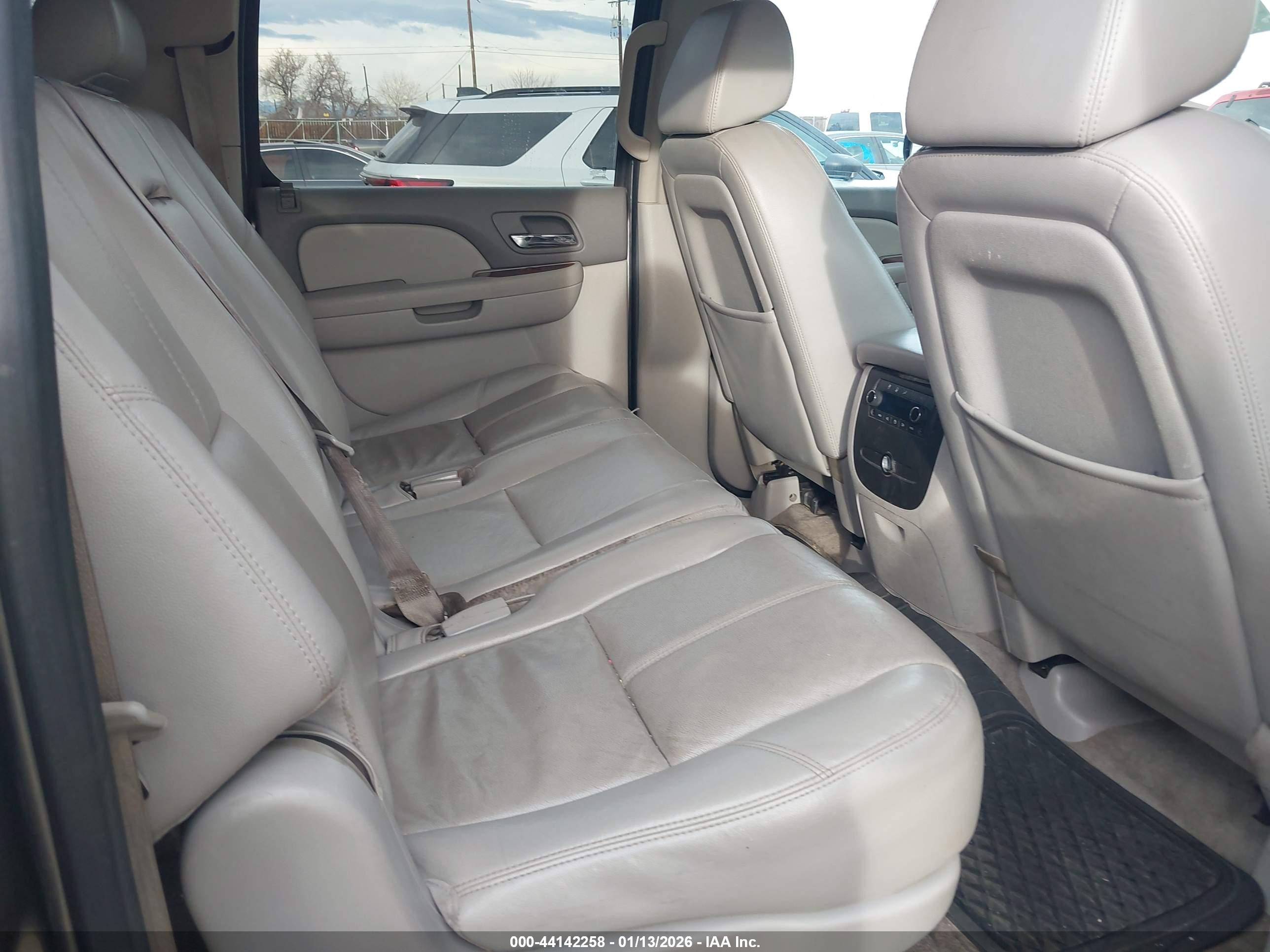 CHEVROLET SUBURBAN image 8