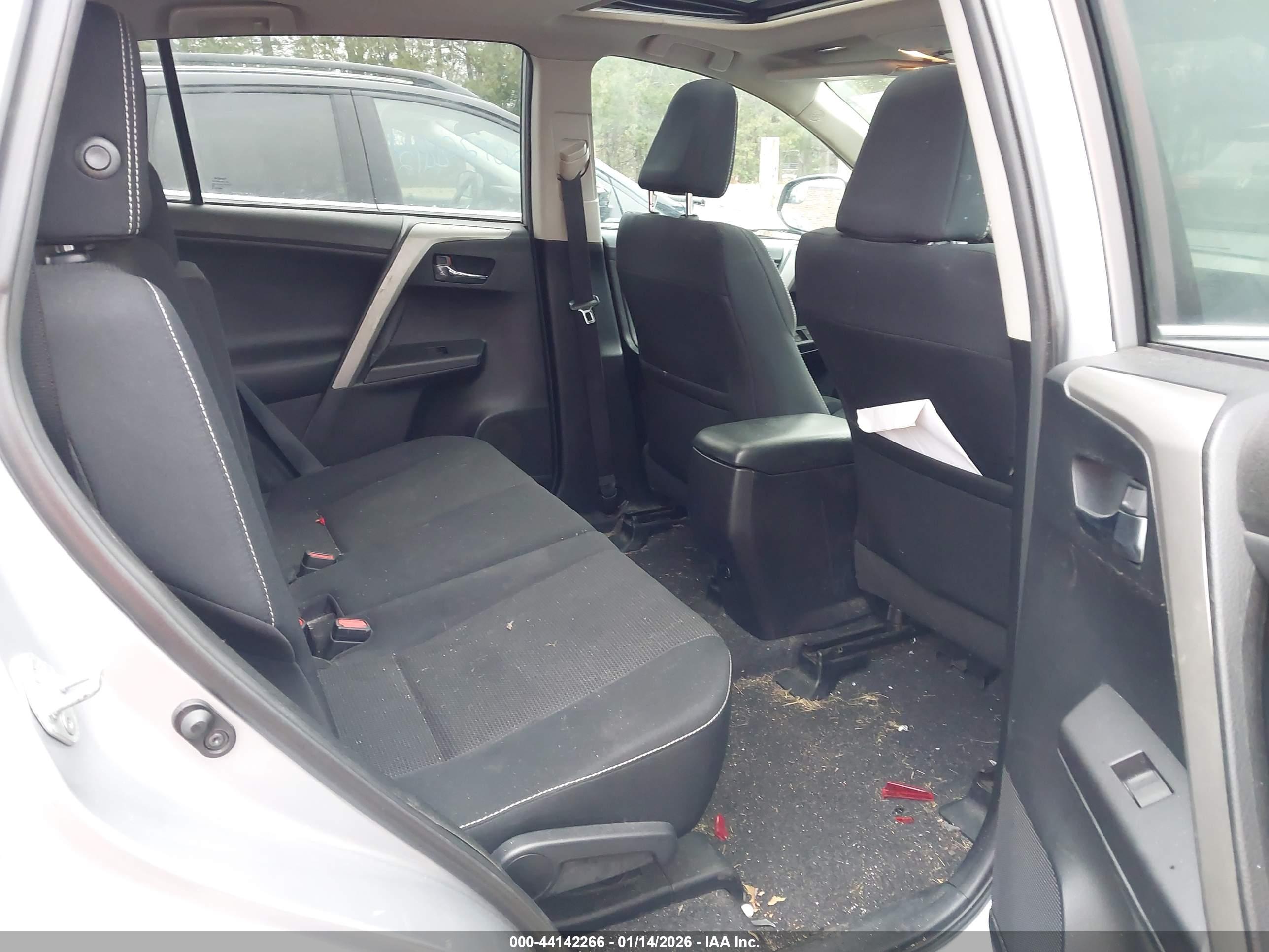 TOYOTA RAV4 image 8