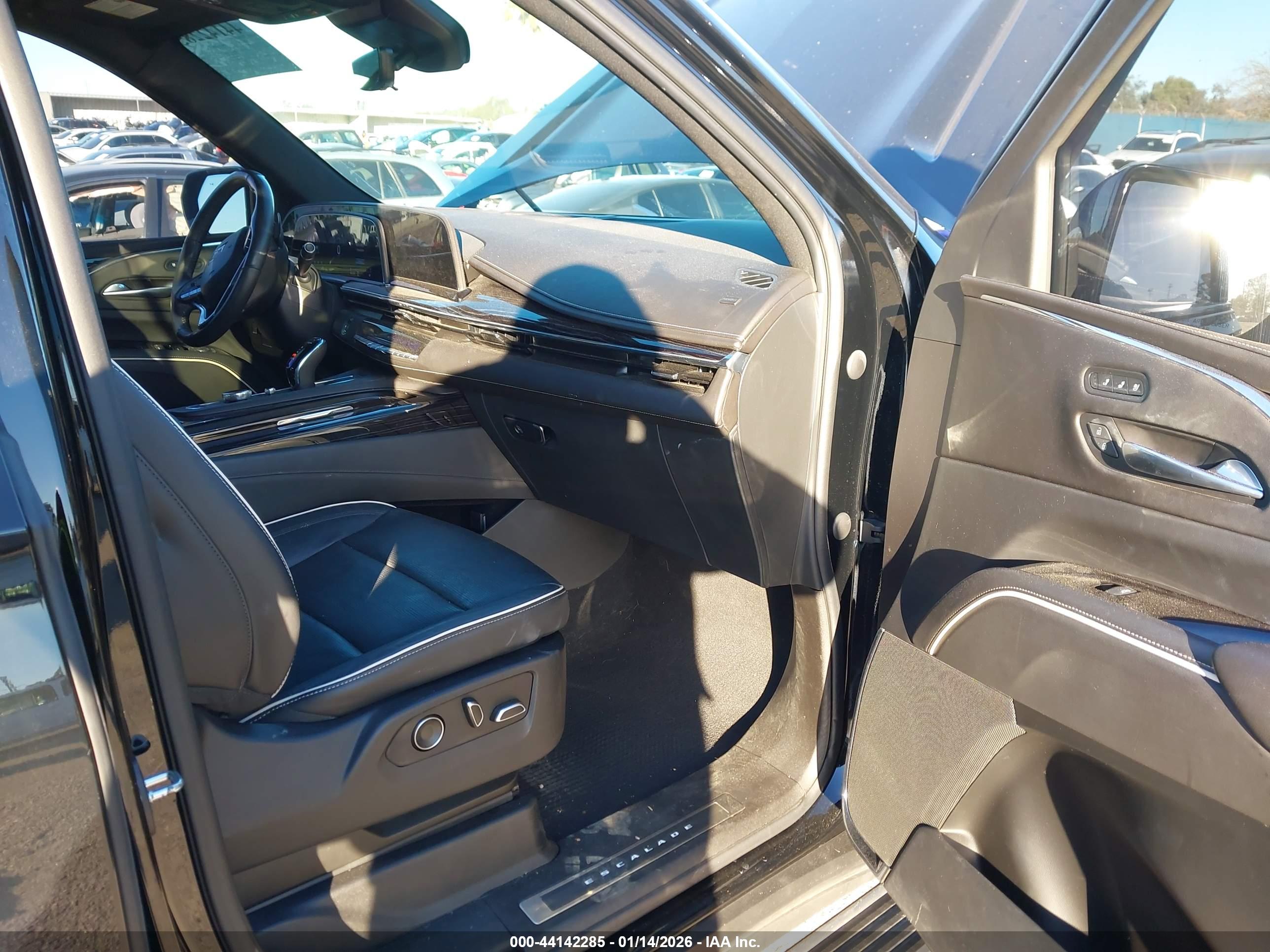 CADILLAC ESCALADE image 5