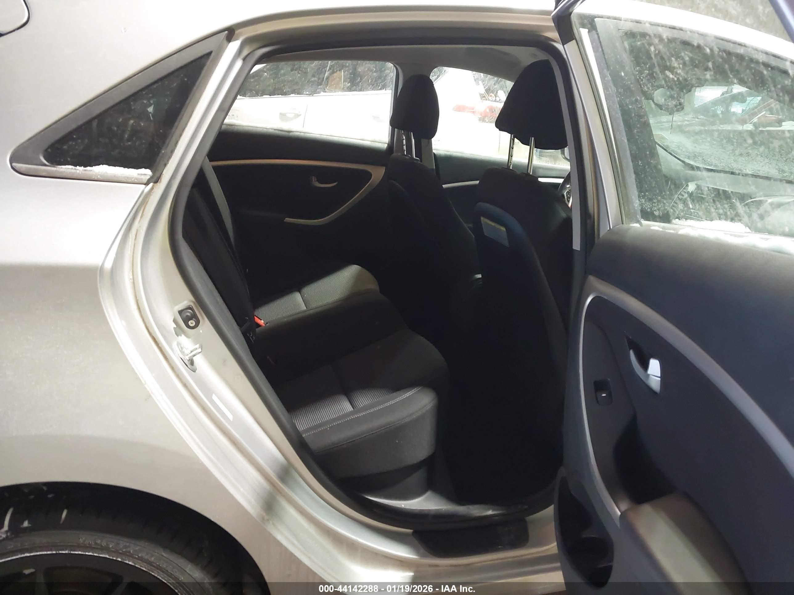 HYUNDAI ELANTRA image 8