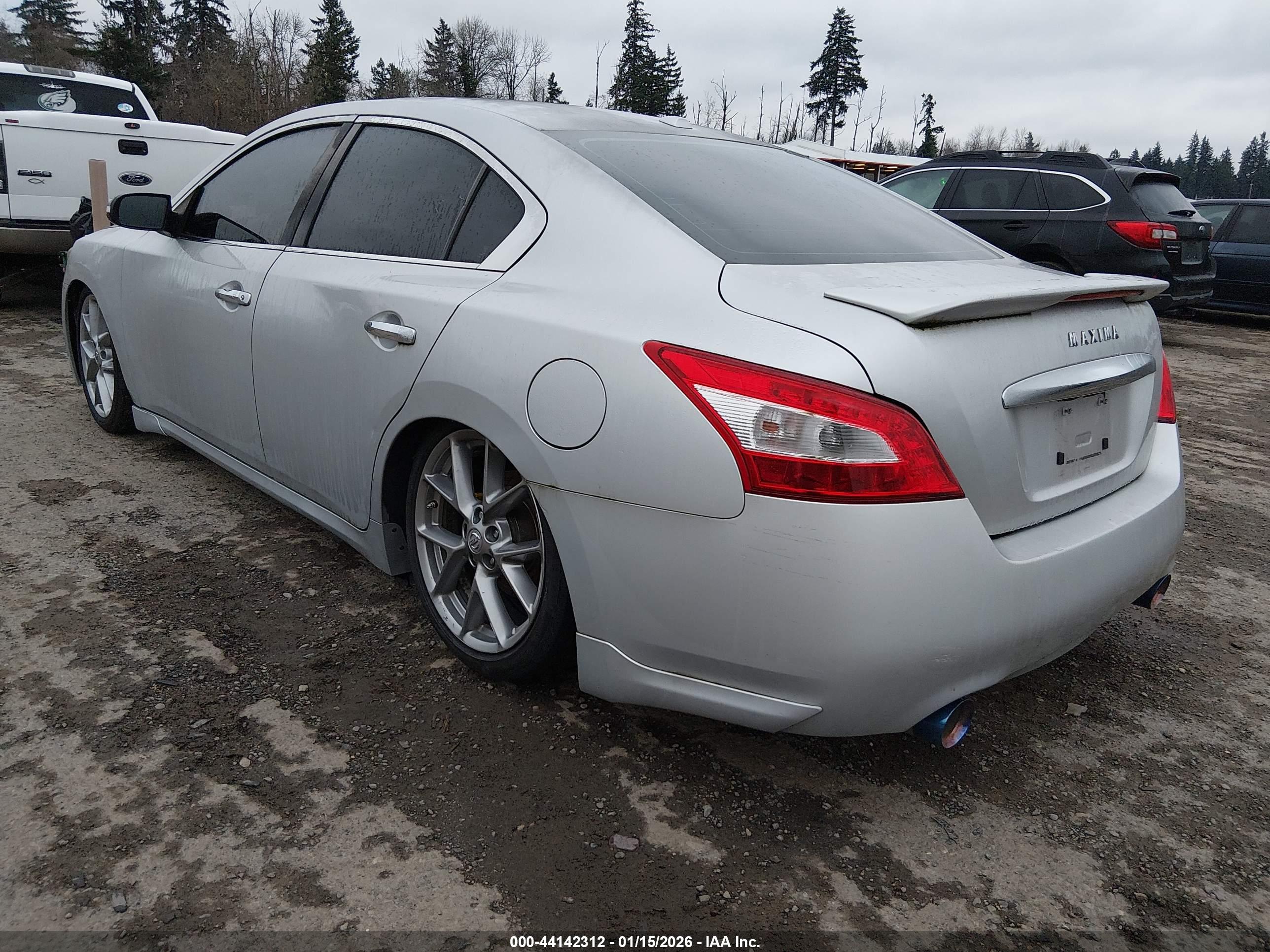 NISSAN MAXIMA image 3