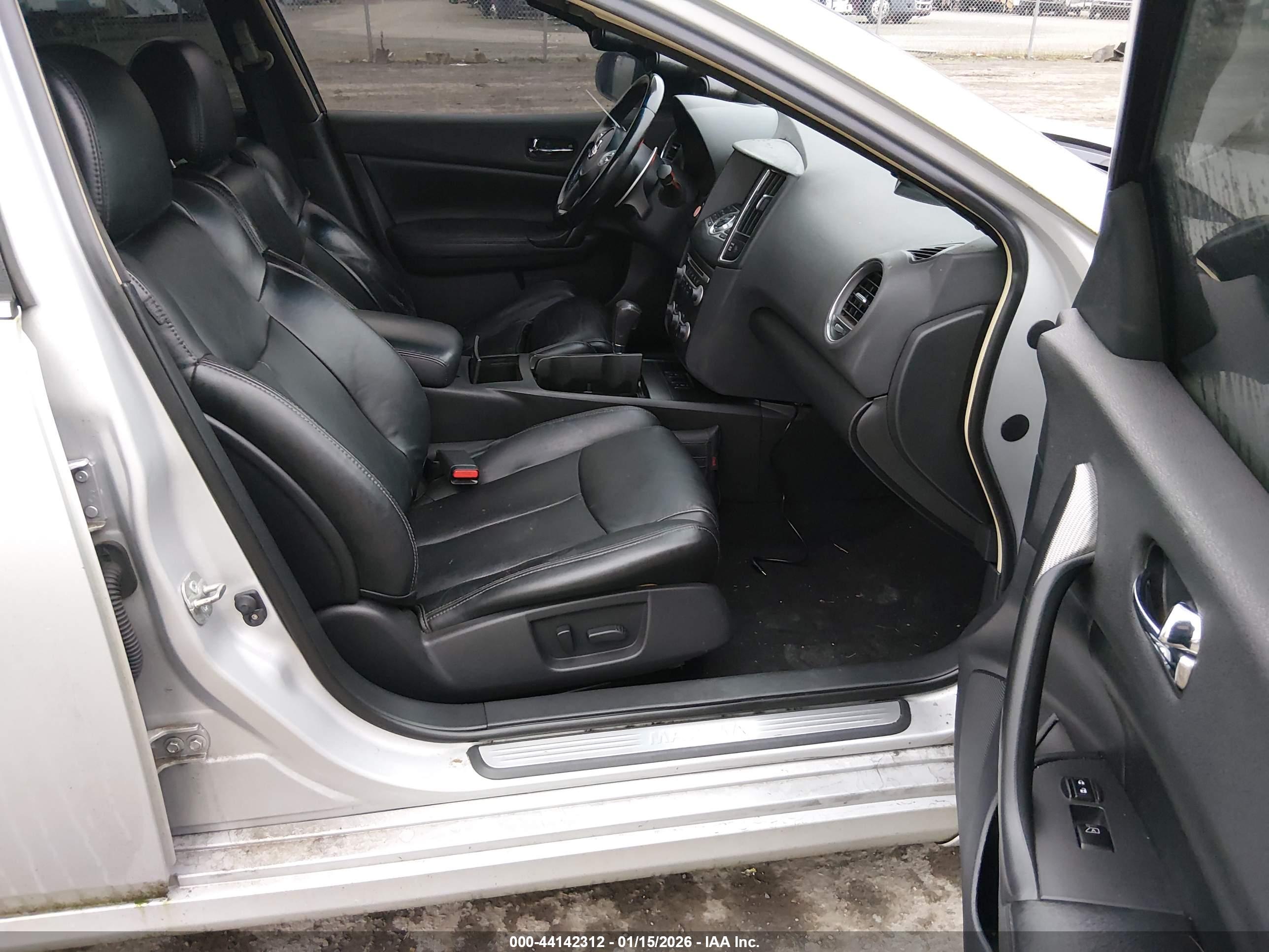 NISSAN MAXIMA image 5