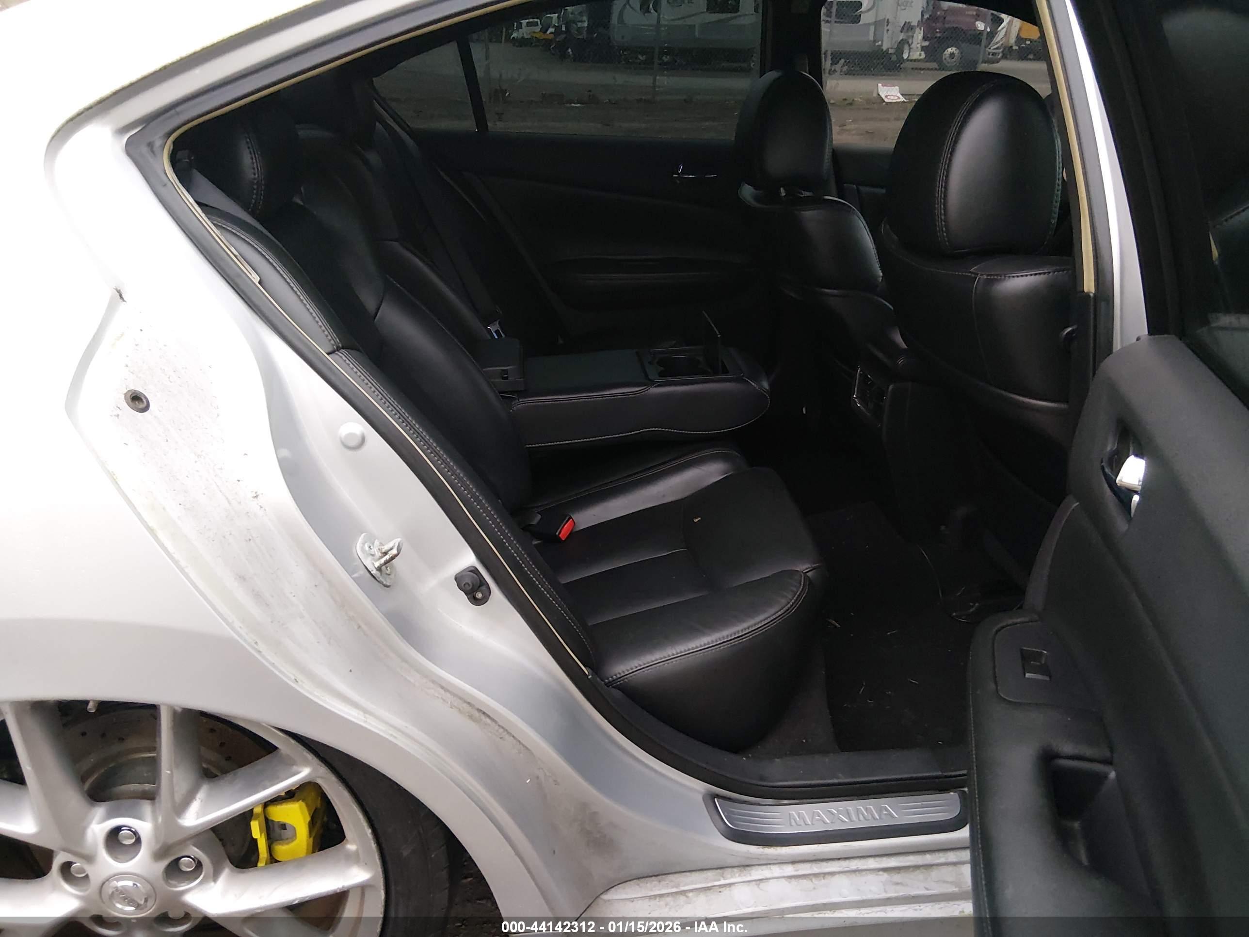 NISSAN MAXIMA image 8