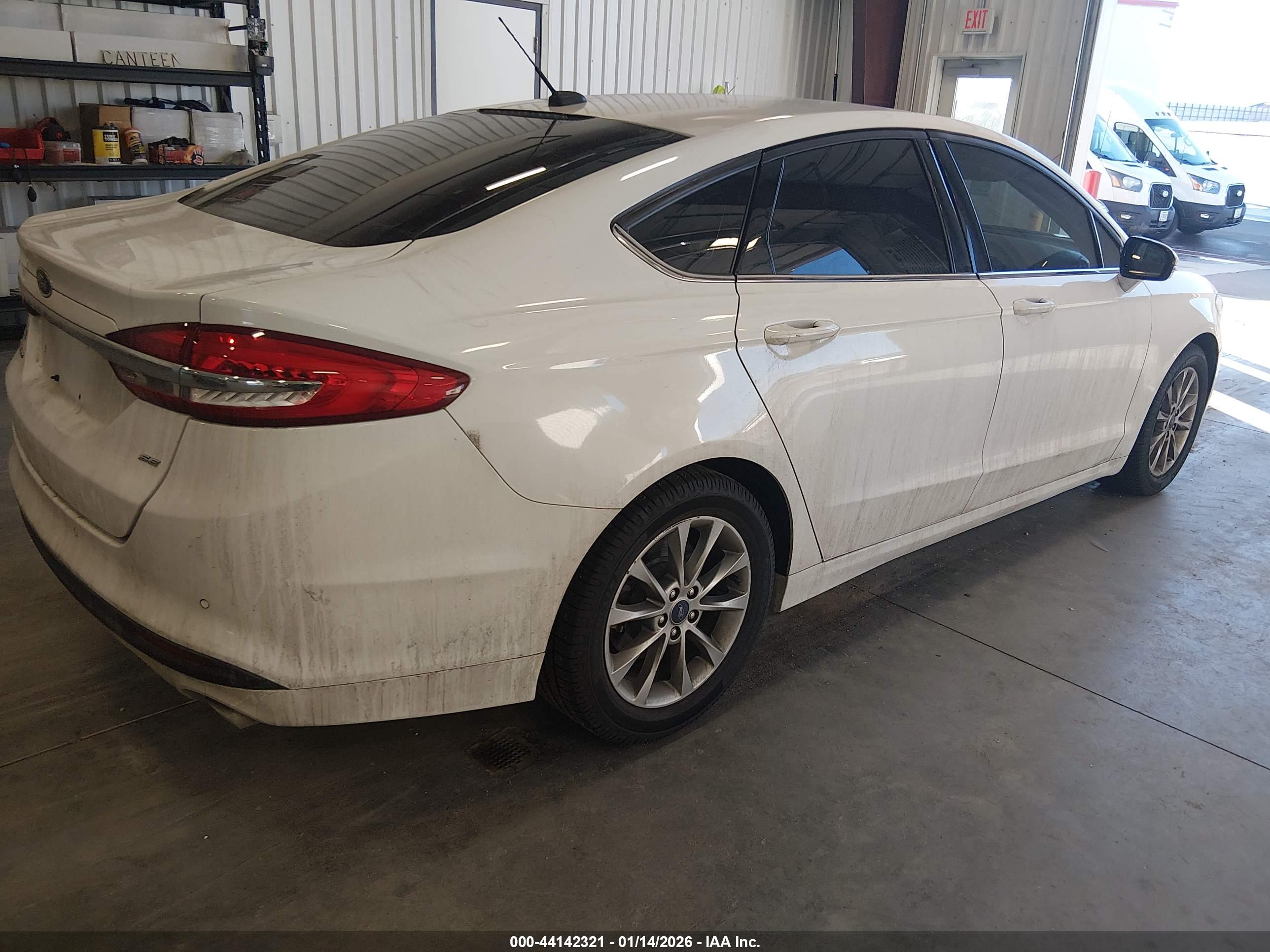 FORD FUSION image 4