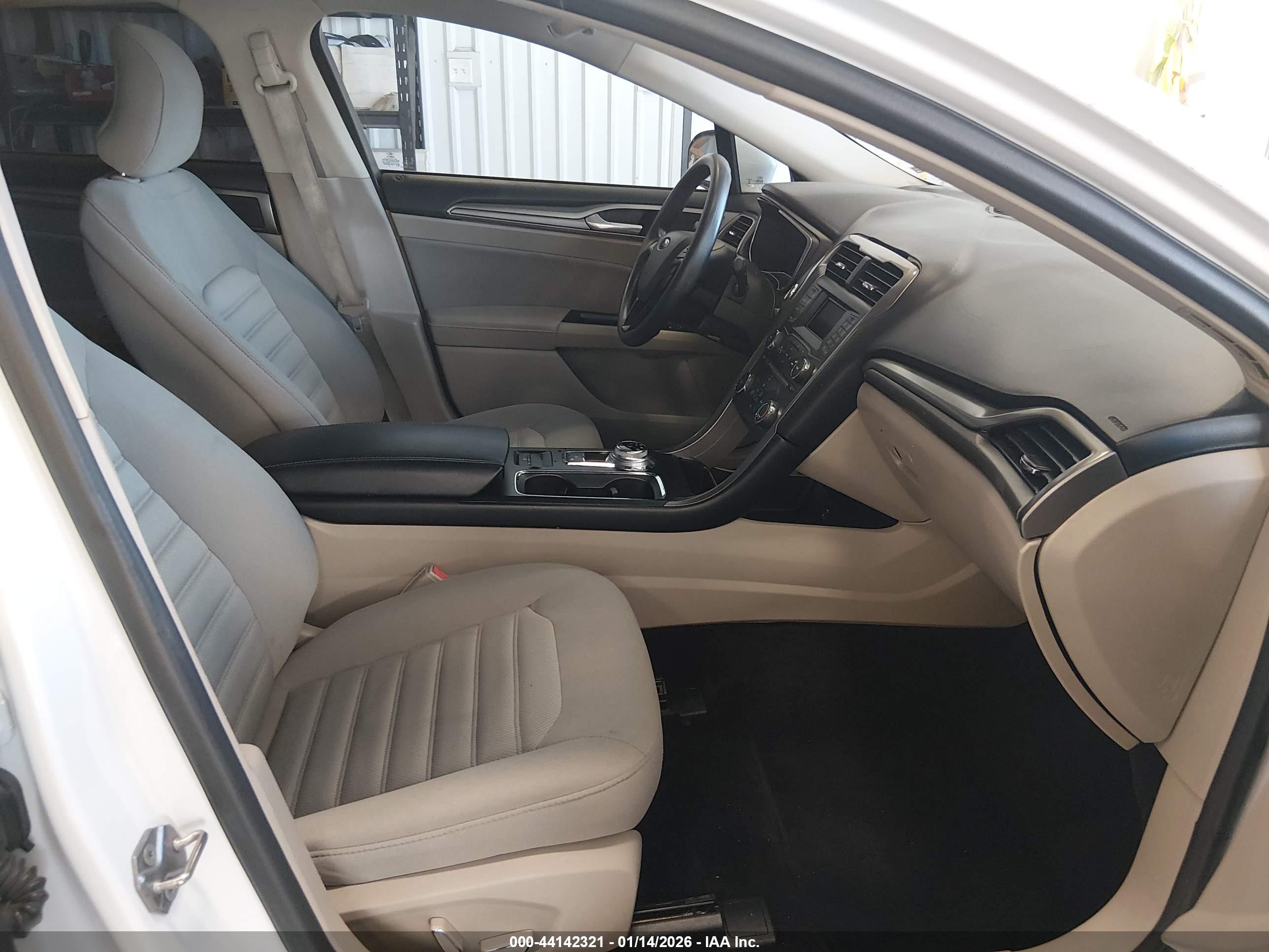 FORD FUSION image 5
