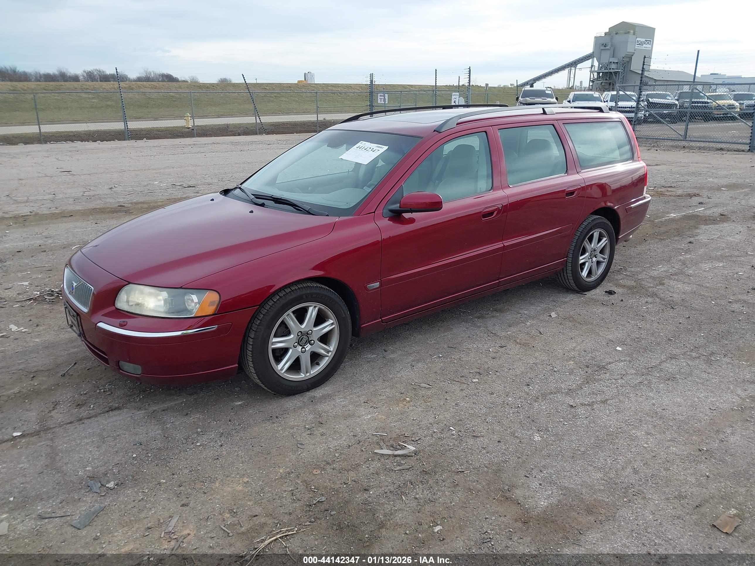 VOLVO V70 image 2