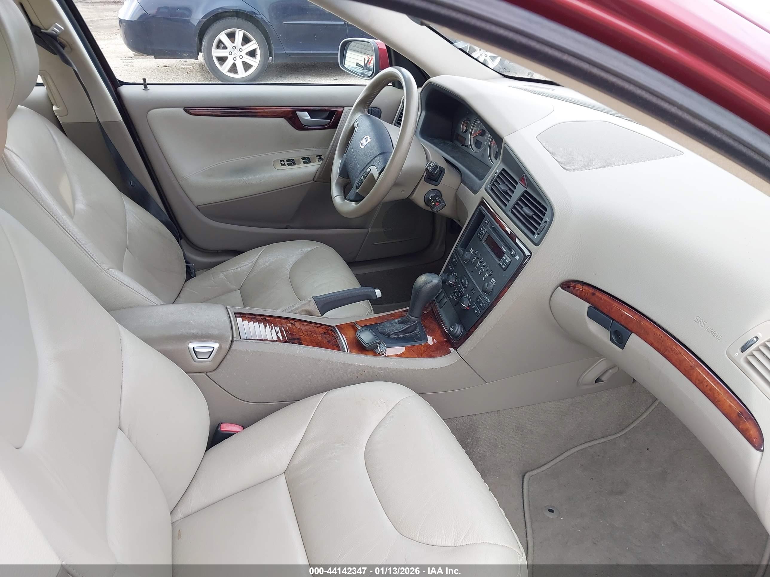 VOLVO V70 image 5