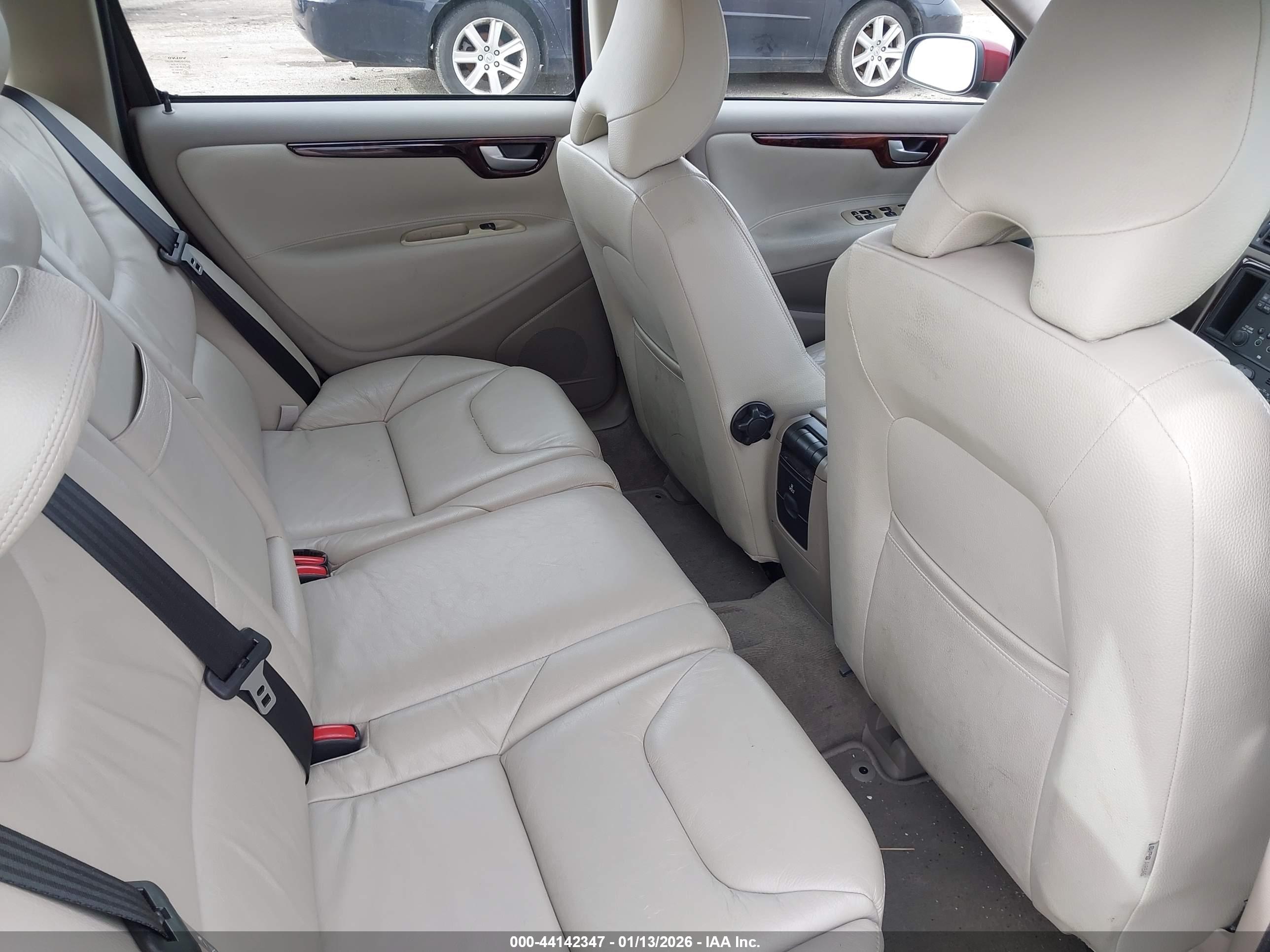 VOLVO V70 image 8