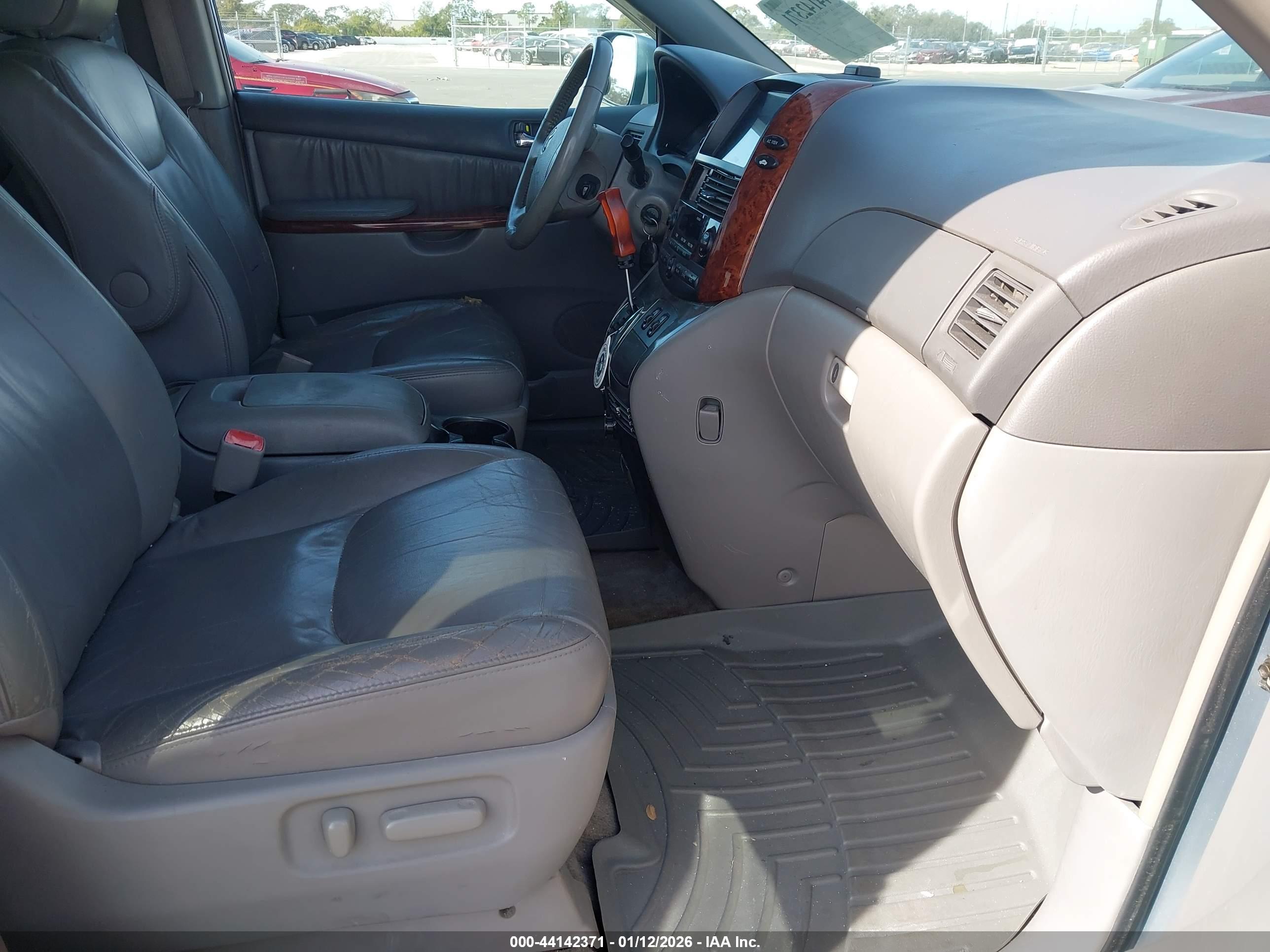 TOYOTA SIENNA image 5