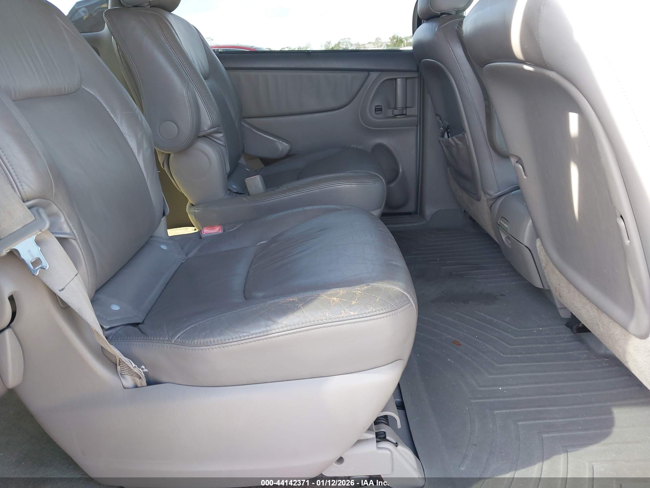 TOYOTA SIENNA image 8