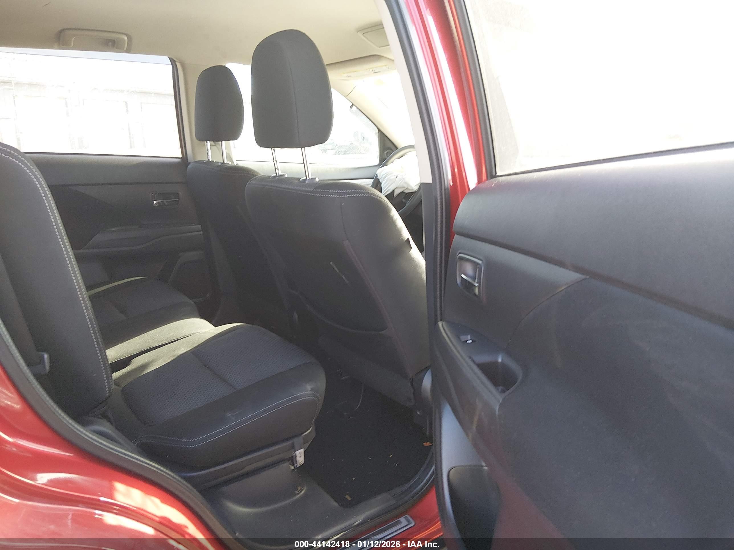 MITSUBISHI OUTLANDER image 8