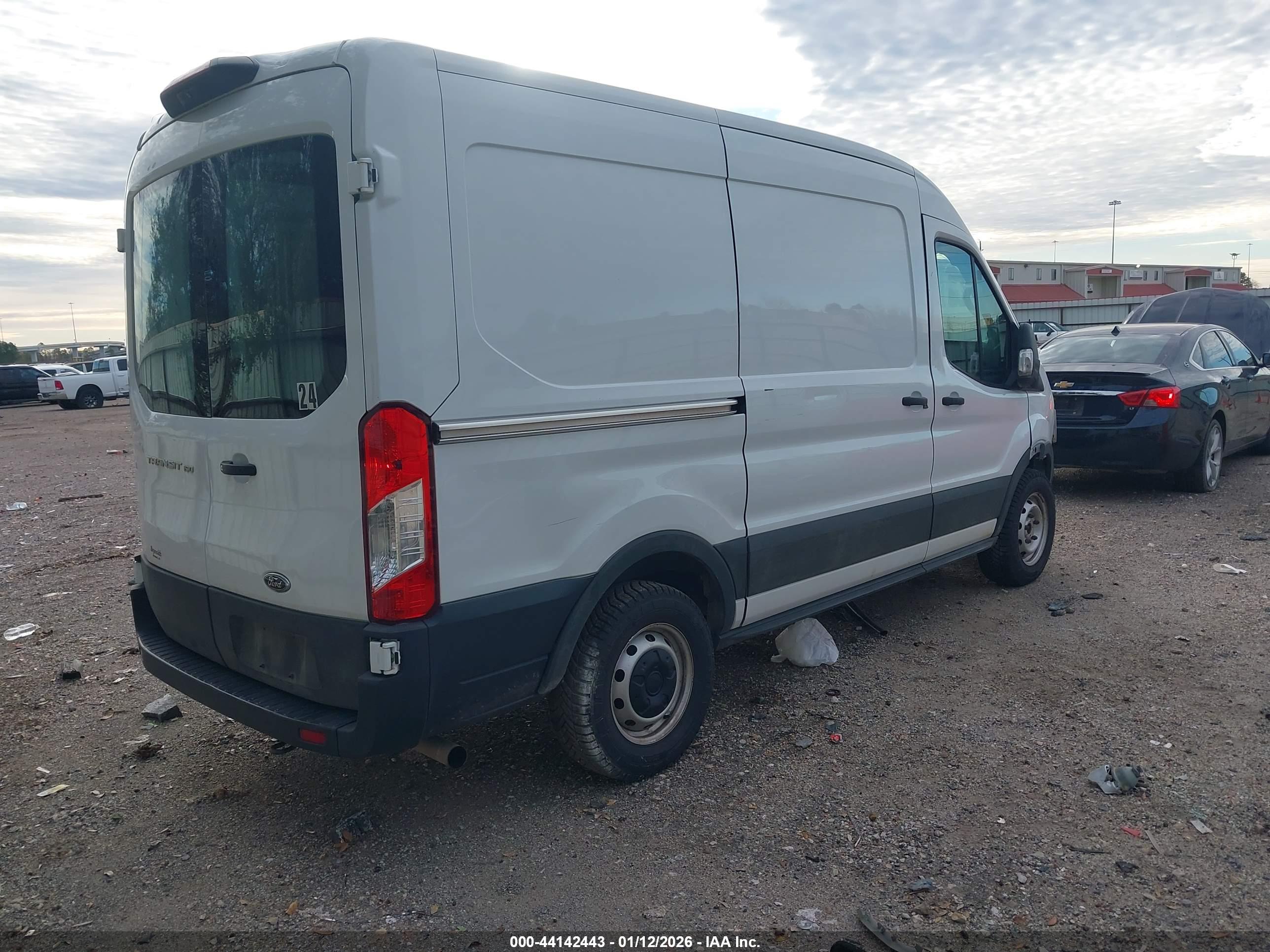 FORD TRANSIT-150 image 4