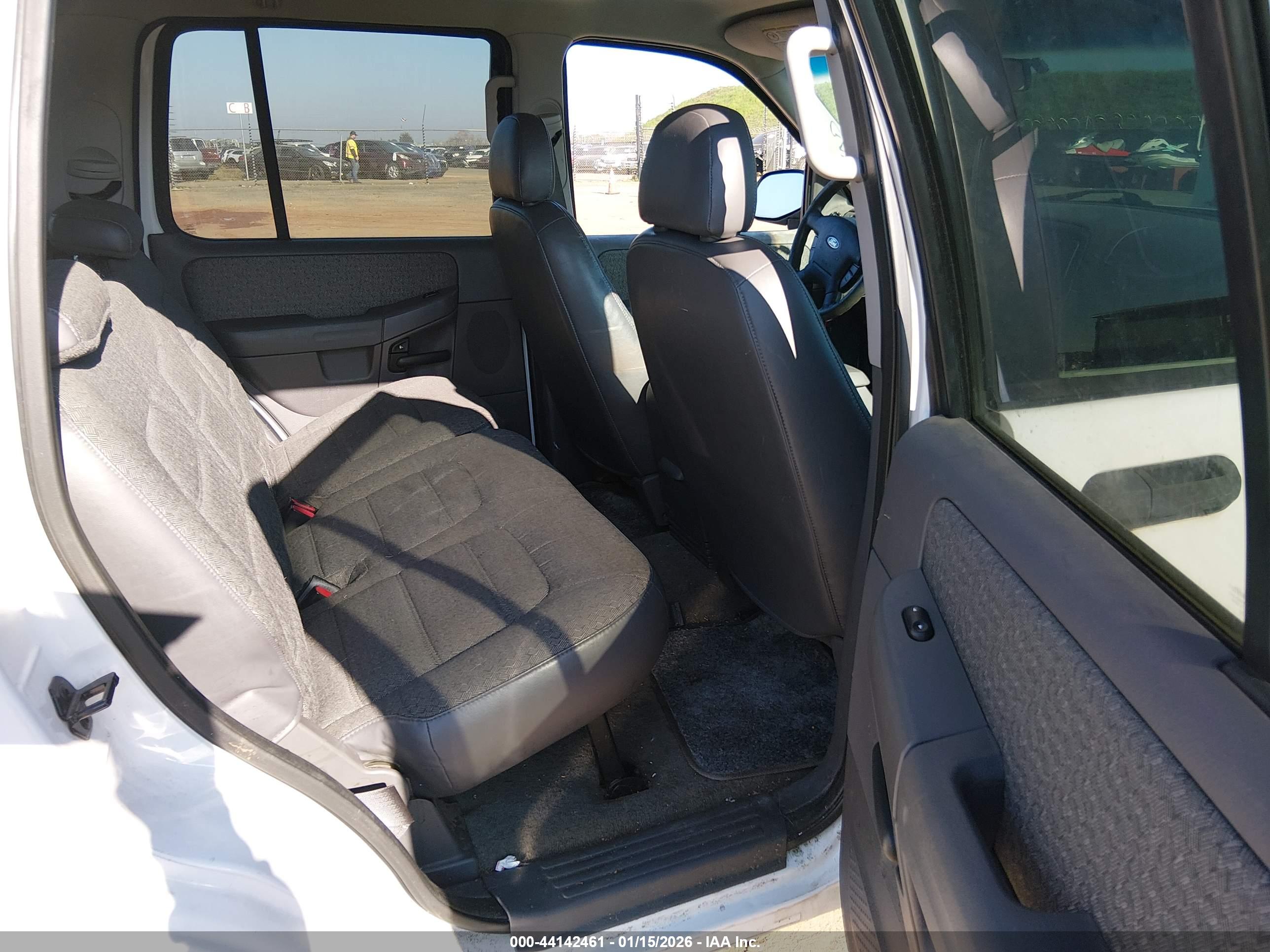 FORD EXPLORER image 8