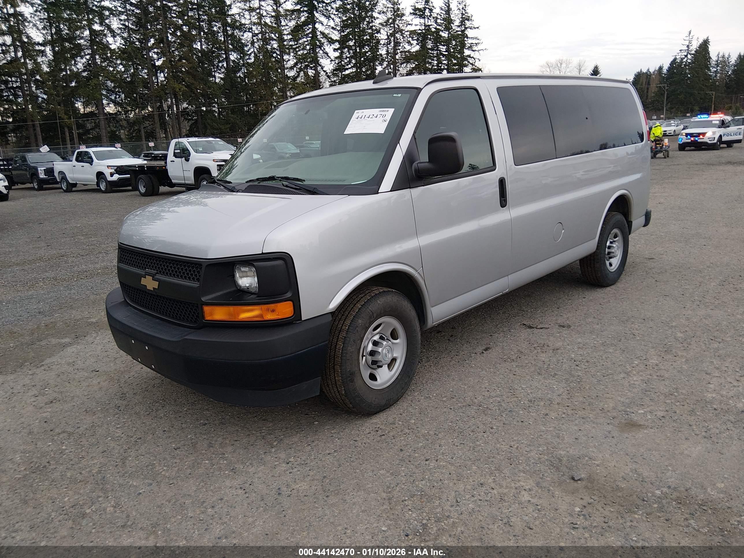 CHEVROLET EXPRESS image 2