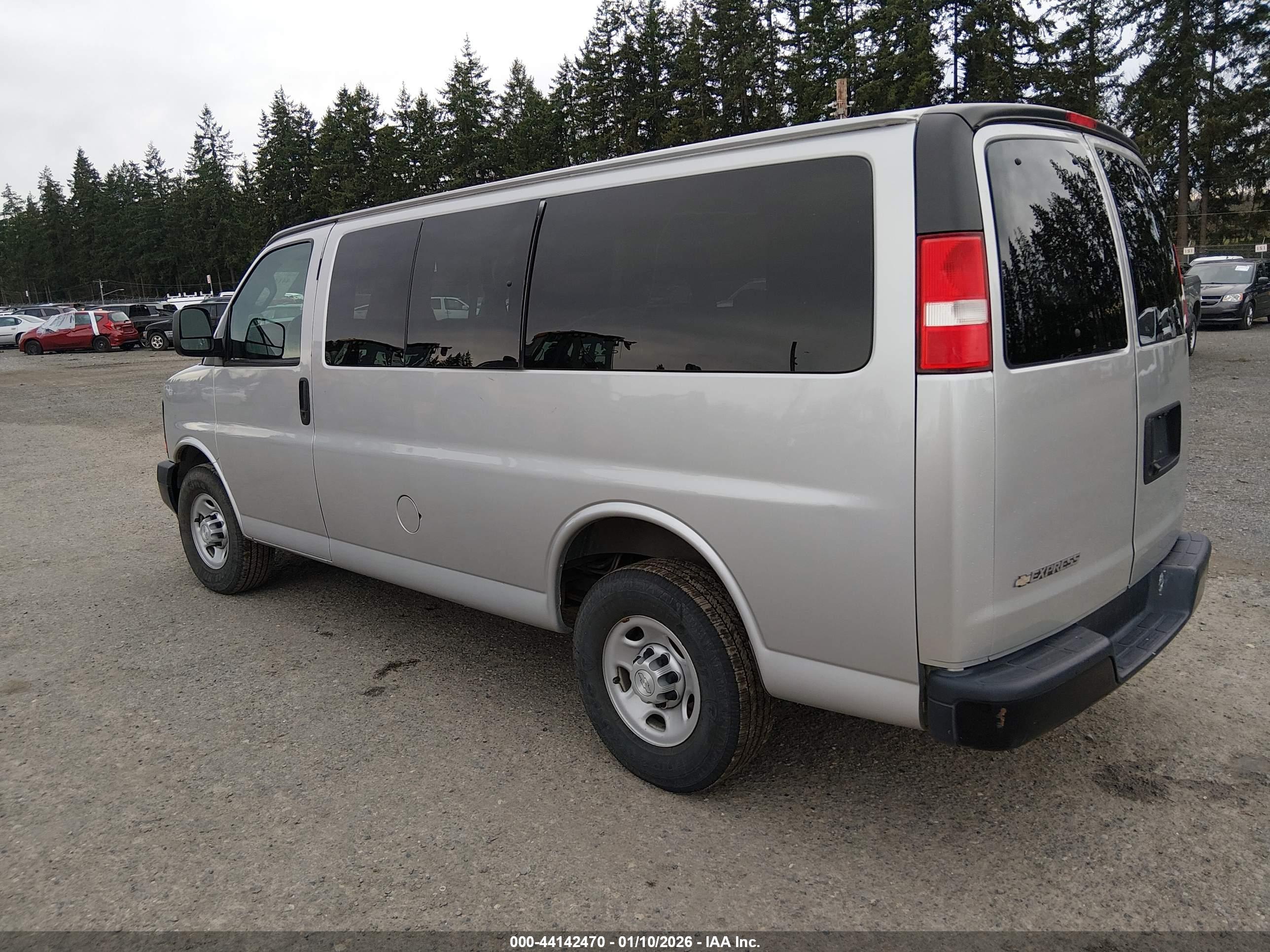 CHEVROLET EXPRESS image 3