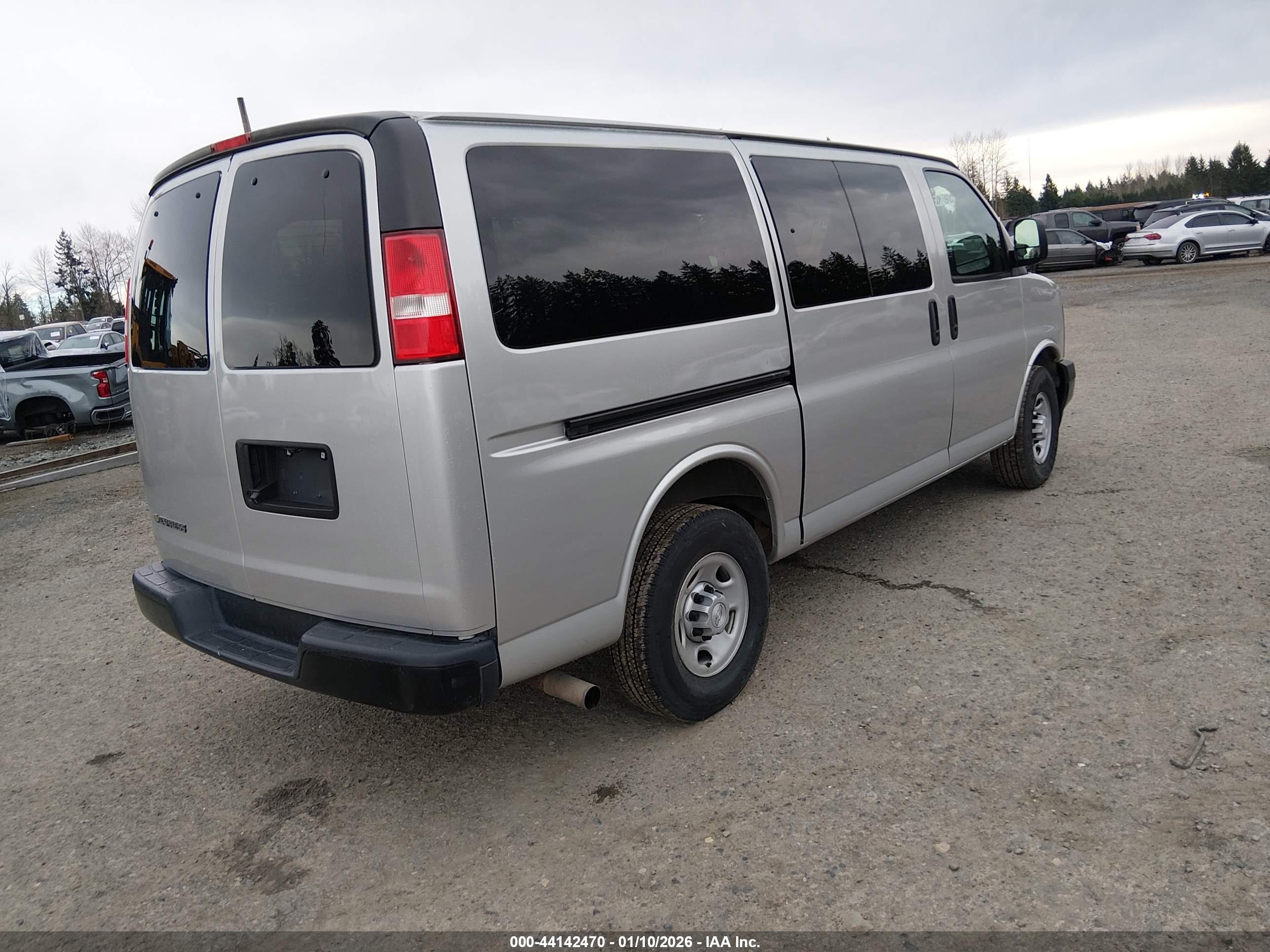 CHEVROLET EXPRESS image 4