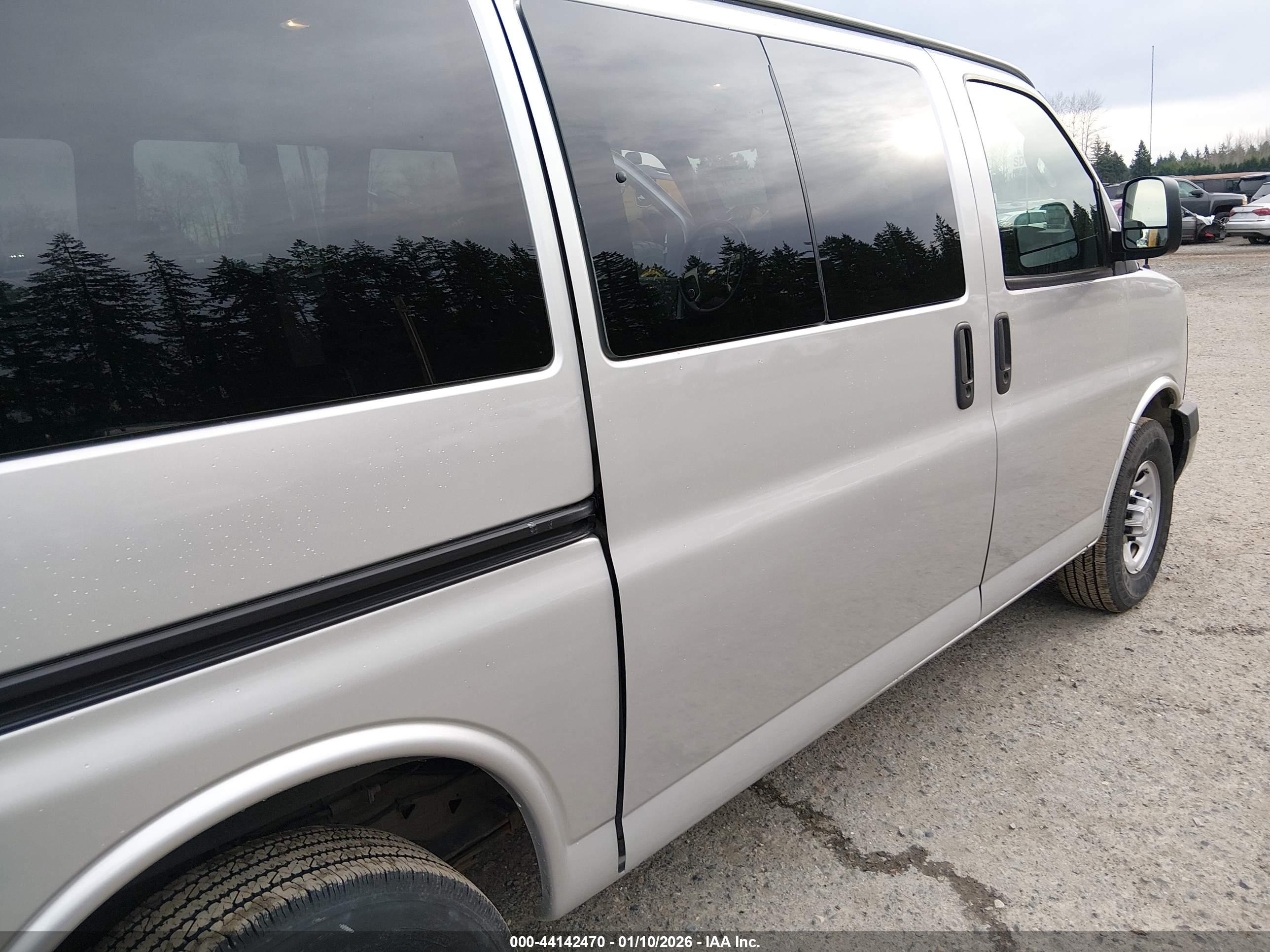 CHEVROLET EXPRESS image 6